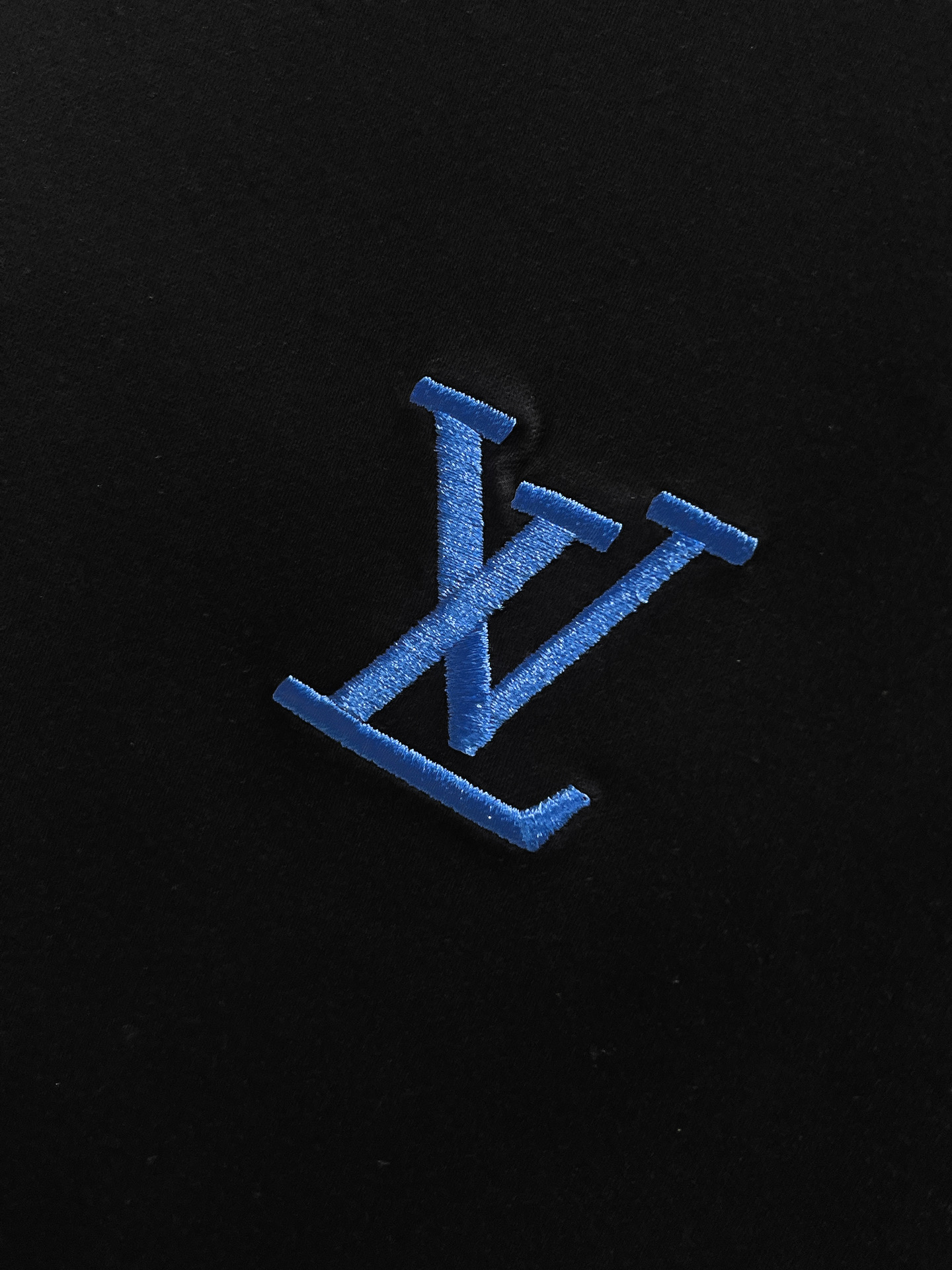 1v路易威登 系列 VIP高级定制 2025新款短袖 百搭款式 任何人都可以轻松驾驭 面料全订制工艺 高