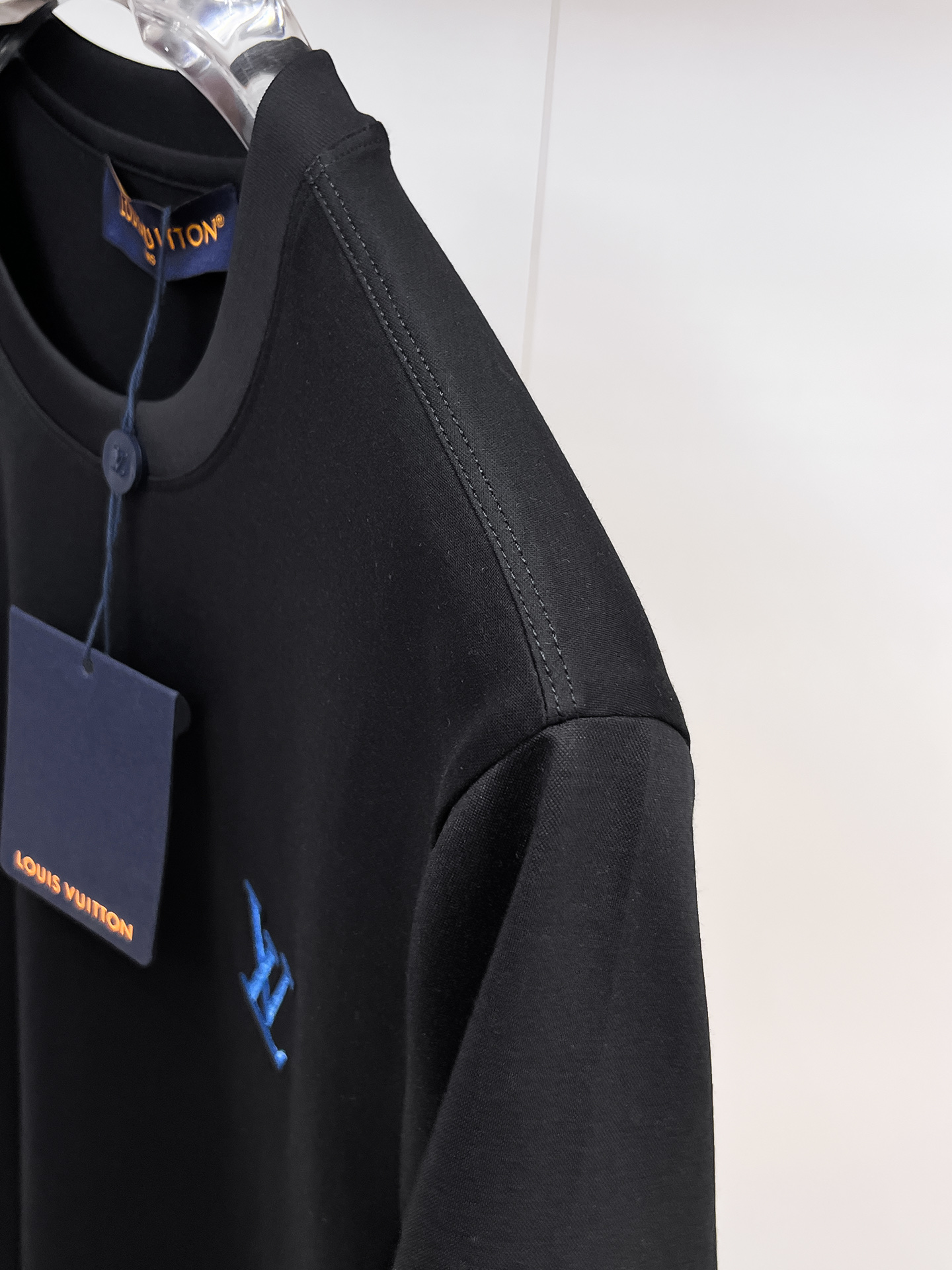 1v路易威登 系列 VIP高级定制 2025新款短袖 百搭款式 任何人都可以轻松驾驭 面料全订制工艺 高