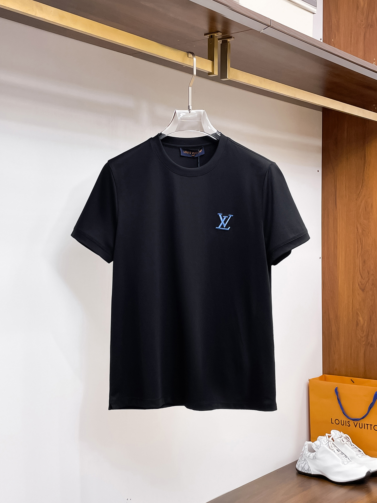 1v路易威登 系列 VIP高级定制 2025新款短袖 百搭款式 任何人都可以轻松驾驭 面料全订制工艺 高