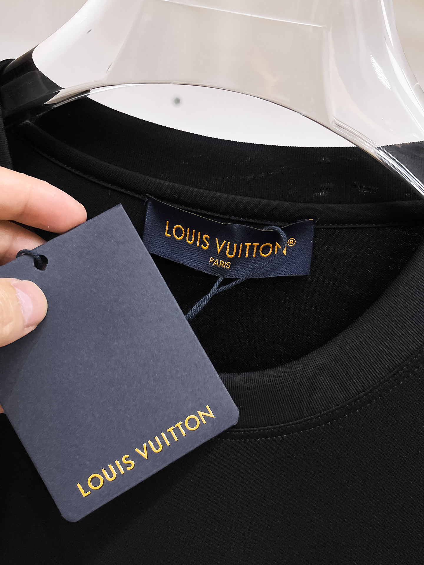 1v路易威登 系列 VIP高级定制 2025新款短袖 百搭款式 任何人都可以轻松驾驭 面料全订制工艺 高