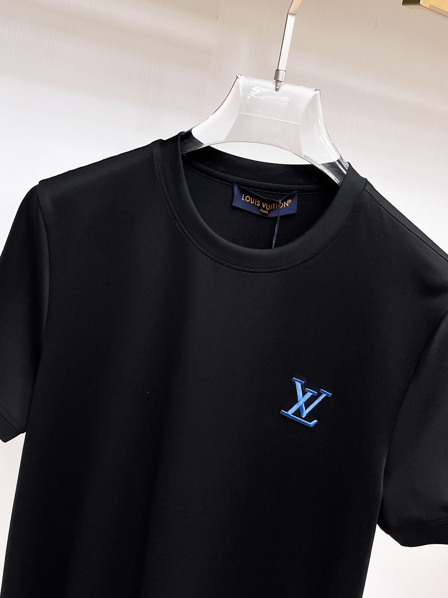 1v路易威登 系列 VIP高级定制 2025新款短袖 百搭款式 任何人都可以轻松驾驭 面料全订制工艺 高