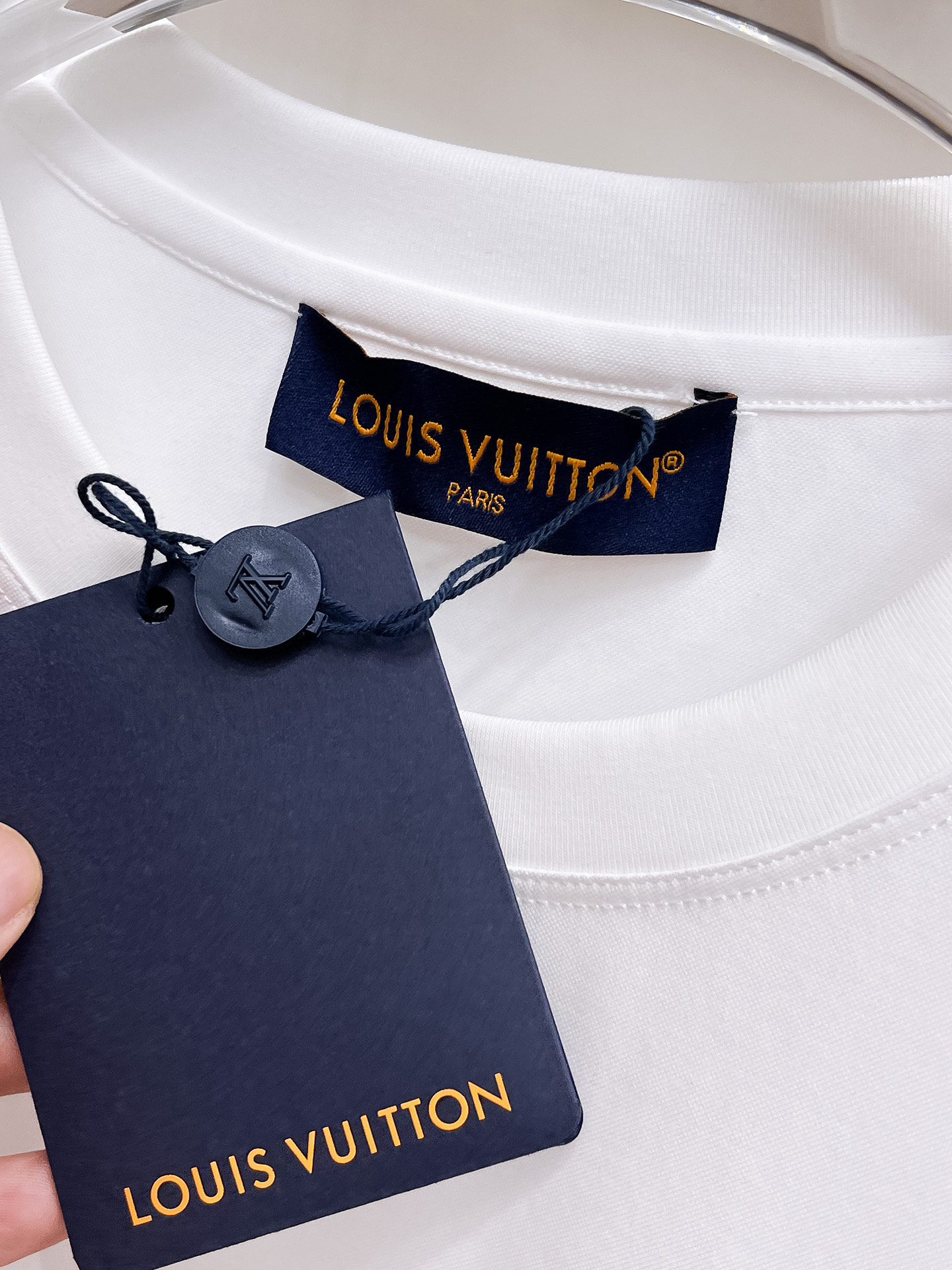 1v路易威登 系列 VIP高级定制 2025新款短袖 百搭款式 任何人都可以轻松驾驭 面料全订制工艺 高