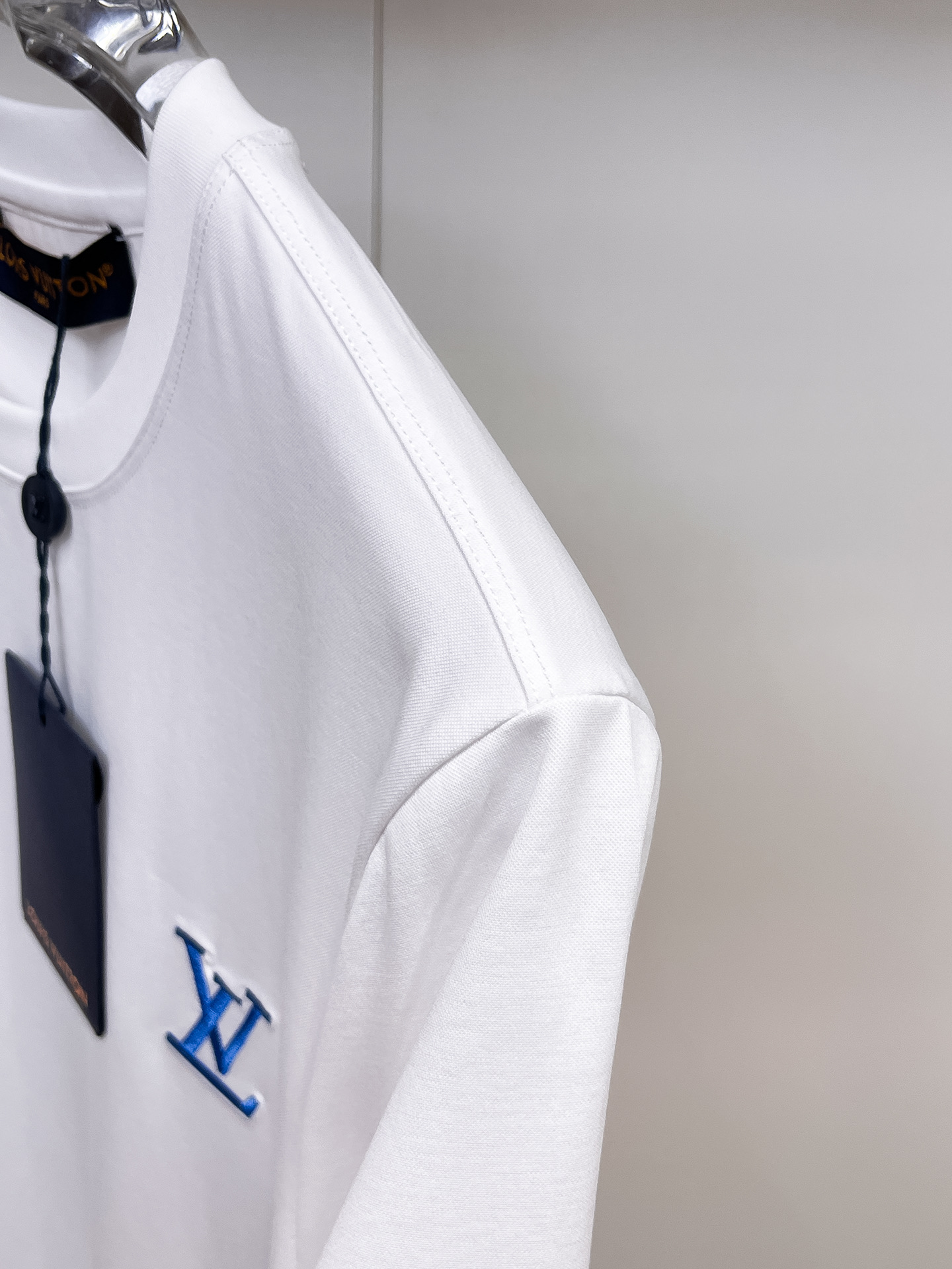 1v路易威登 系列 VIP高级定制 2025新款短袖 百搭款式 任何人都可以轻松驾驭 面料全订制工艺 高