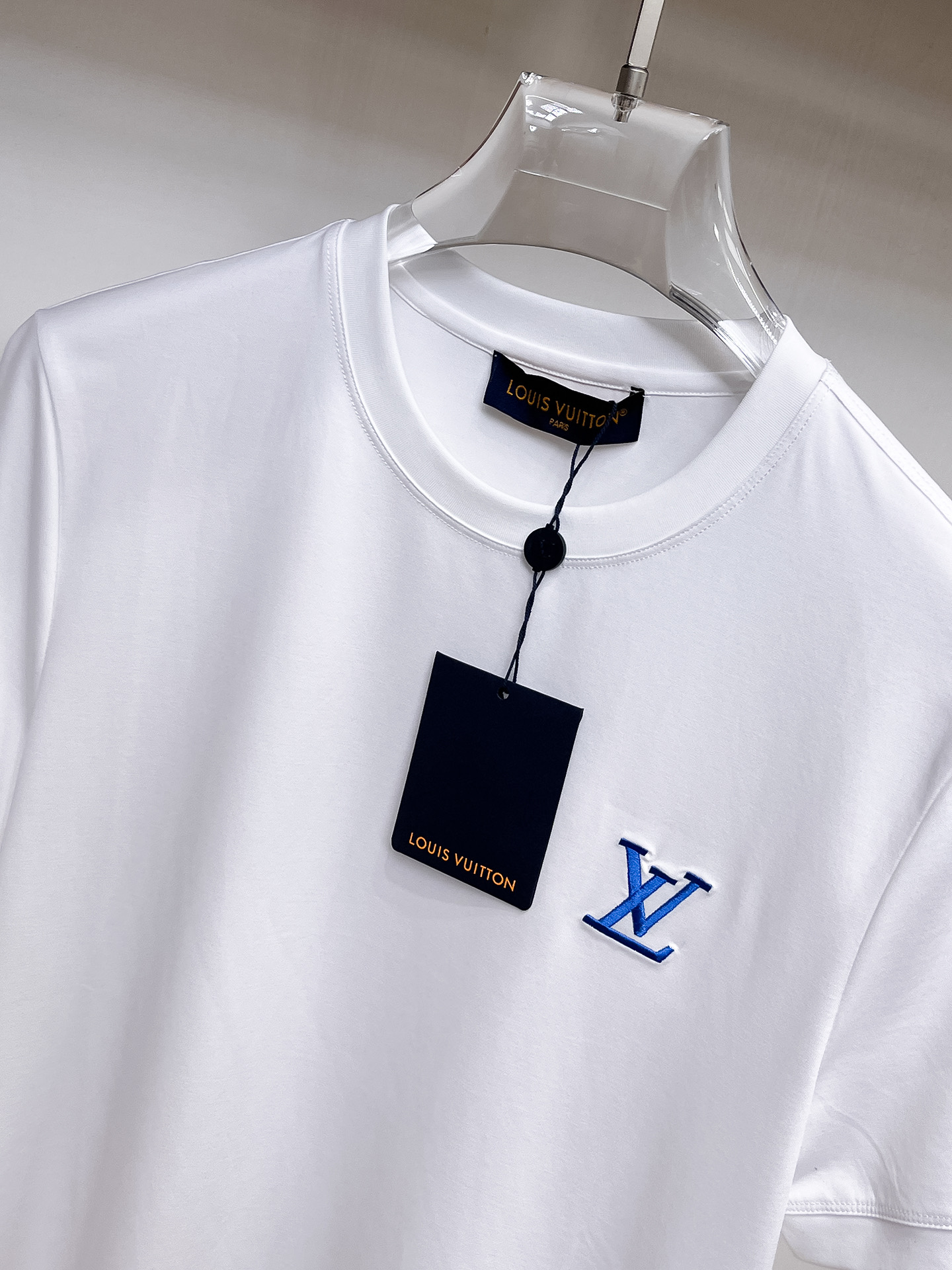 1v路易威登 系列 VIP高级定制 2025新款短袖 百搭款式 任何人都可以轻松驾驭 面料全订制工艺 高