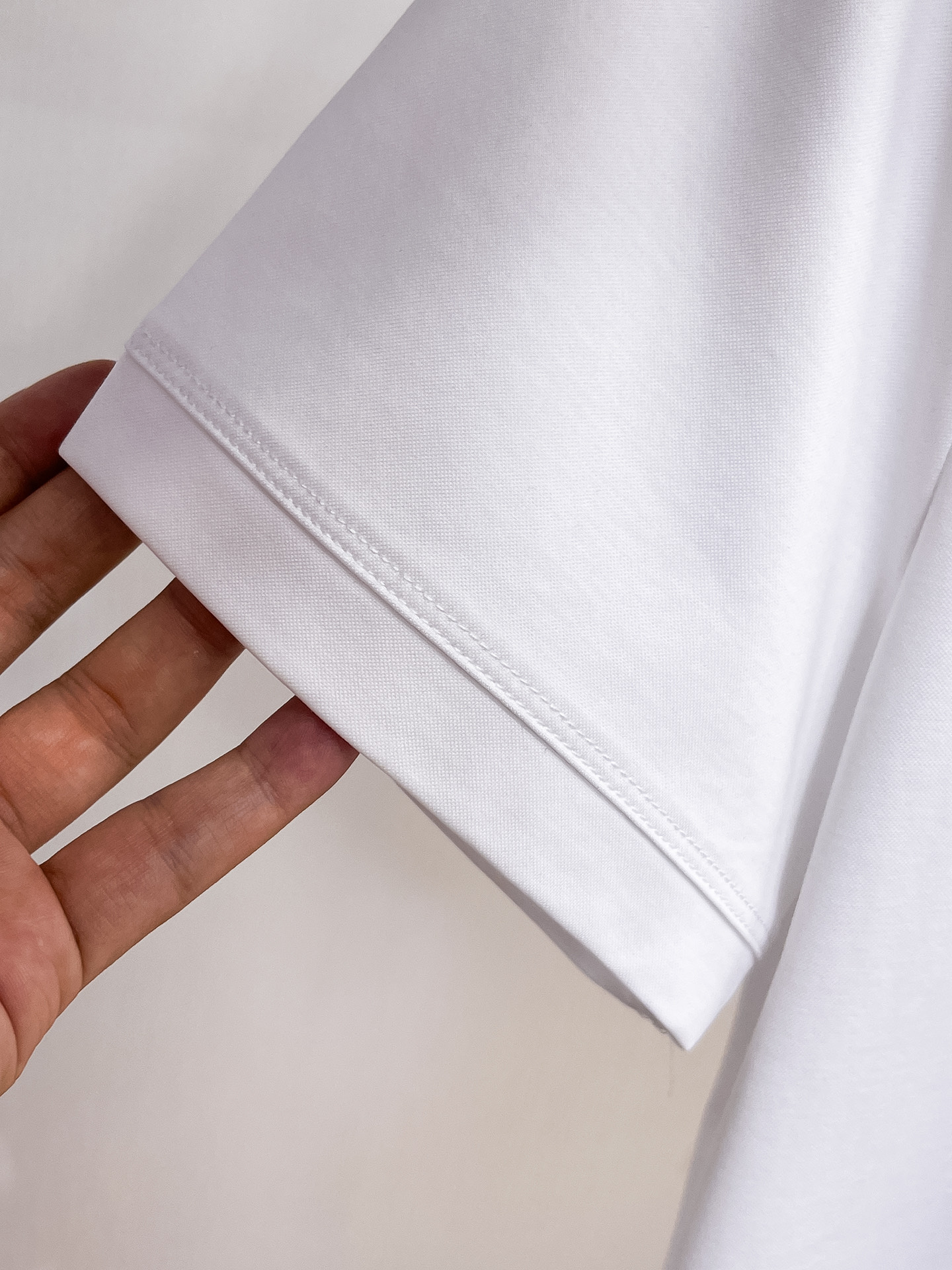 1v路易威登 系列 VIP高级定制 2025新款短袖 百搭款式 任何人都可以轻松驾驭 面料全订制工艺 高