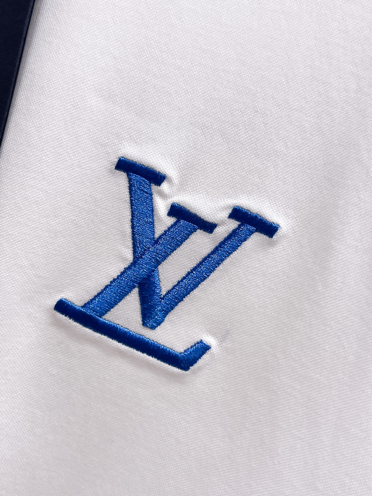 1v路易威登 系列 VIP高级定制 2025新款短袖 百搭款式 任何人都可以轻松驾驭 面料全订制工艺 高