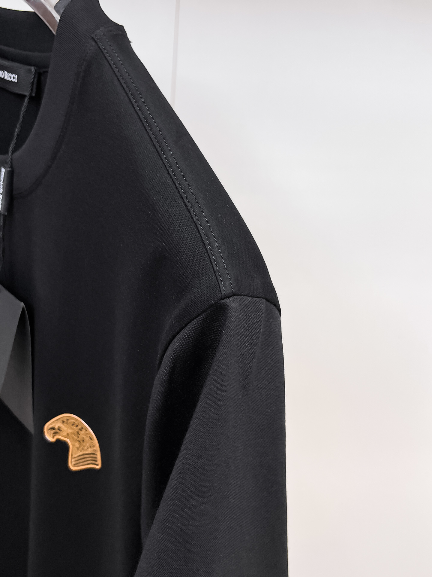 斯蒂芬 系列 VIP高级定制 2025新款短袖 百搭款式 任何人都可以轻松驾驭 面料全订制工艺 高定一等