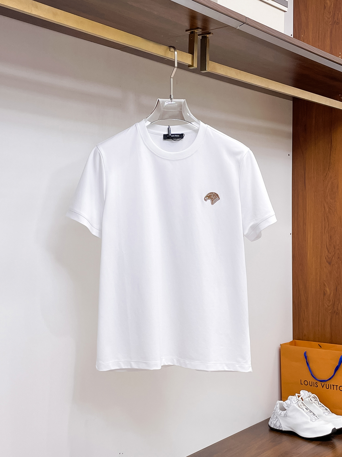 NO:518609,Stephen Series VIP High-end Customization 2025 new short-sleeved versatile styles, anyone can easily control the fabric. Fully customized craftsmanship, high-quality mercerized fabric. The fabric feels soft and the upper body is comfortable and soft. The simple style is very classy, ​​simple and unique, and the style is very exquisite. The tailoring is very exquisite, showing the aura, and it will highlight the exquisiteness of business men!  Size M-3XL, T-shirt,alexander wang19860909斯蒂芬 系列 VIP高级定制 2025新款短袖 百搭款式 任何人都可以轻松驾驭 面料全订制工艺 高定一等品丝光绵面料 面料手感柔软,上身舒适柔软 简约的款式非常显档次,简约个性时尚,版型剪裁非常精致,显气场,又会凸显商务男士的精致！尺码 M-3XL,,T-shirt,alexander wang,Men's clothing