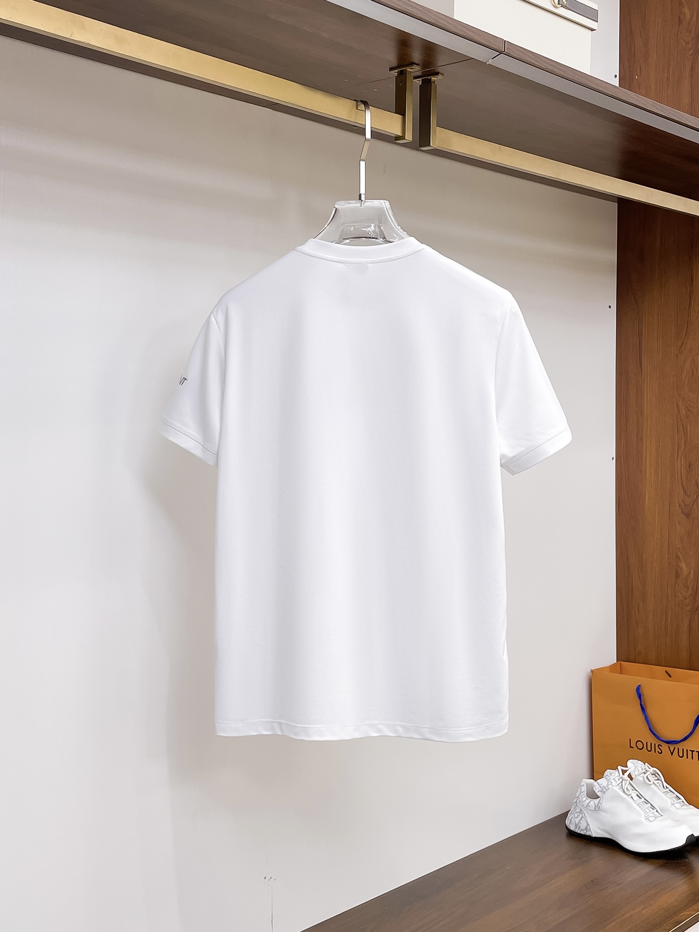 圣罗兰 系列 VIP高级定制 2025新款短袖 百搭款式 任何人都可以轻松驾驭 面料全订制工艺 高定一等