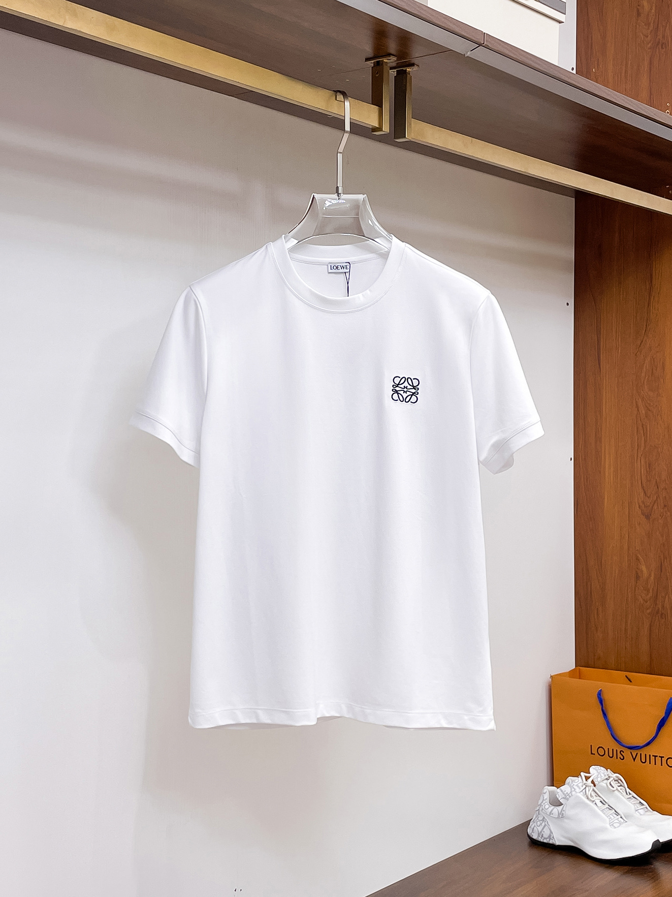 NO:518612,Luo Yiwei Series VIP high-end customization 2025 new short-sleeved versatile styles, anyone can easily control the fabric fully customized craftsmanship, high-quality mercerized fabric, soft fabric, comfortable and soft upper body, simple styles are very classy, ​​simple and unique, fashionable, the style is very exquisite, showing aura, and highlighting the exquisiteness of business men!  Size M-3XL, loewe, T-shirt,alexander wang19860909罗意威 系列 VIP高级定制 2025新款短袖 百搭款式 任何人都可以轻松驾驭 面料全订制工艺 高定一等品丝光绵面料 面料手感柔软,上身舒适柔软 简约的款式非常显档次,简约个性时尚,版型剪裁非常精致,显气场,又会凸显商务男士的精致！尺码 M-3XL,,loewe,T-shirt,alexander wang,Men's clothing