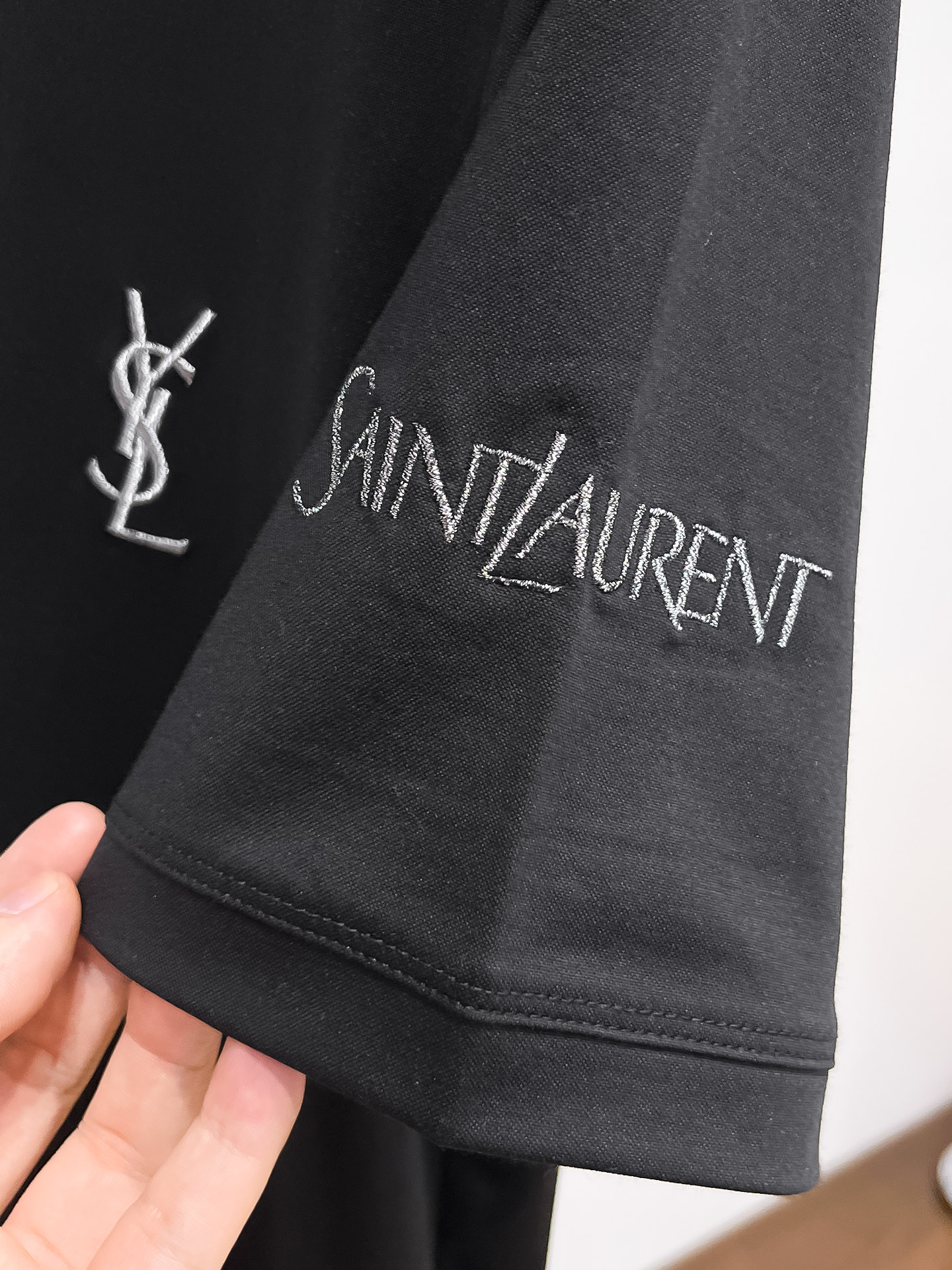 圣罗兰 系列 VIP高级定制 2025新款短袖 百搭款式 任何人都可以轻松驾驭 面料全订制工艺 高定一等