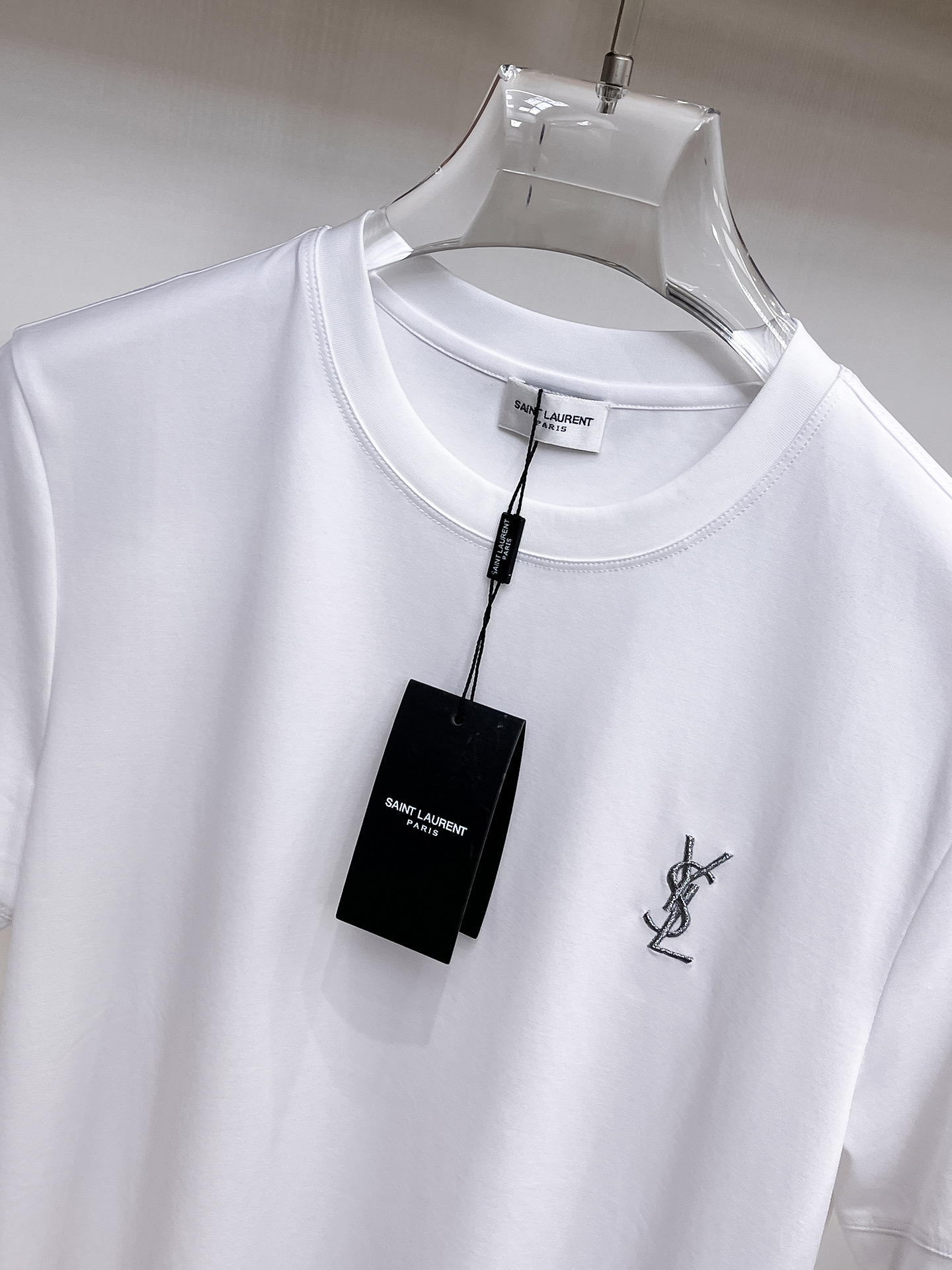 圣罗兰 系列 VIP高级定制 2025新款短袖 百搭款式 任何人都可以轻松驾驭 面料全订制工艺 高定一等