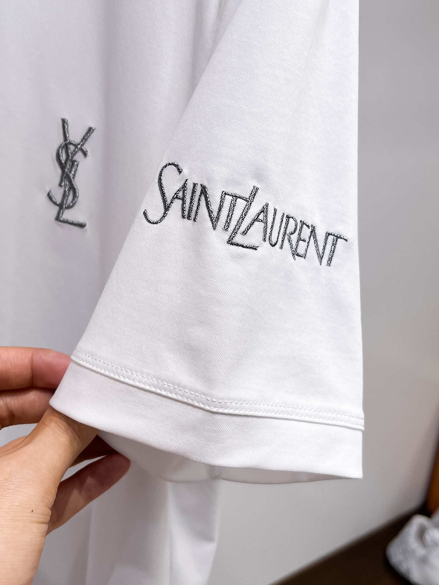 圣罗兰 系列 VIP高级定制 2025新款短袖 百搭款式 任何人都可以轻松驾驭 面料全订制工艺 高定一等