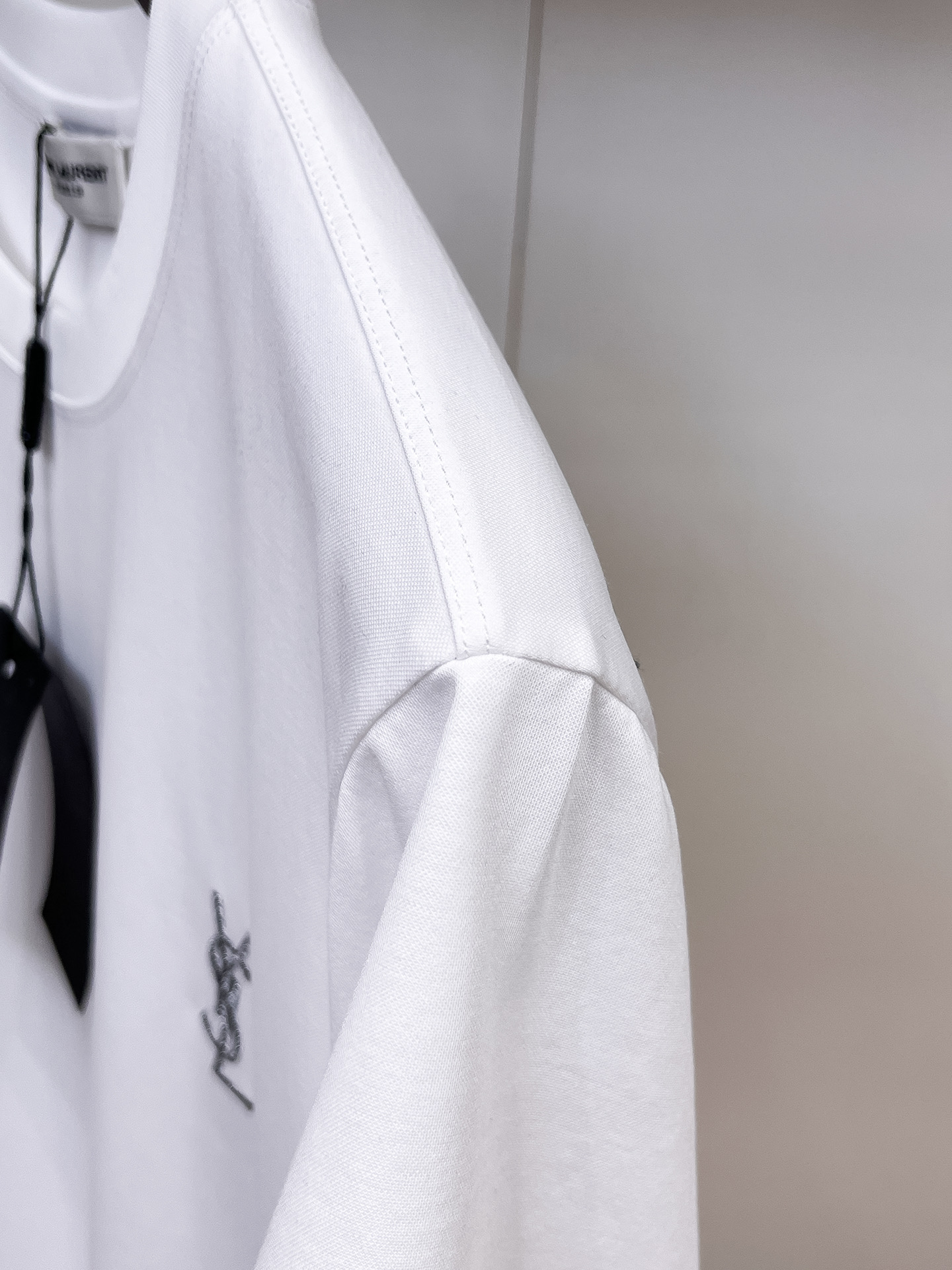 圣罗兰 系列 VIP高级定制 2025新款短袖 百搭款式 任何人都可以轻松驾驭 面料全订制工艺 高定一等