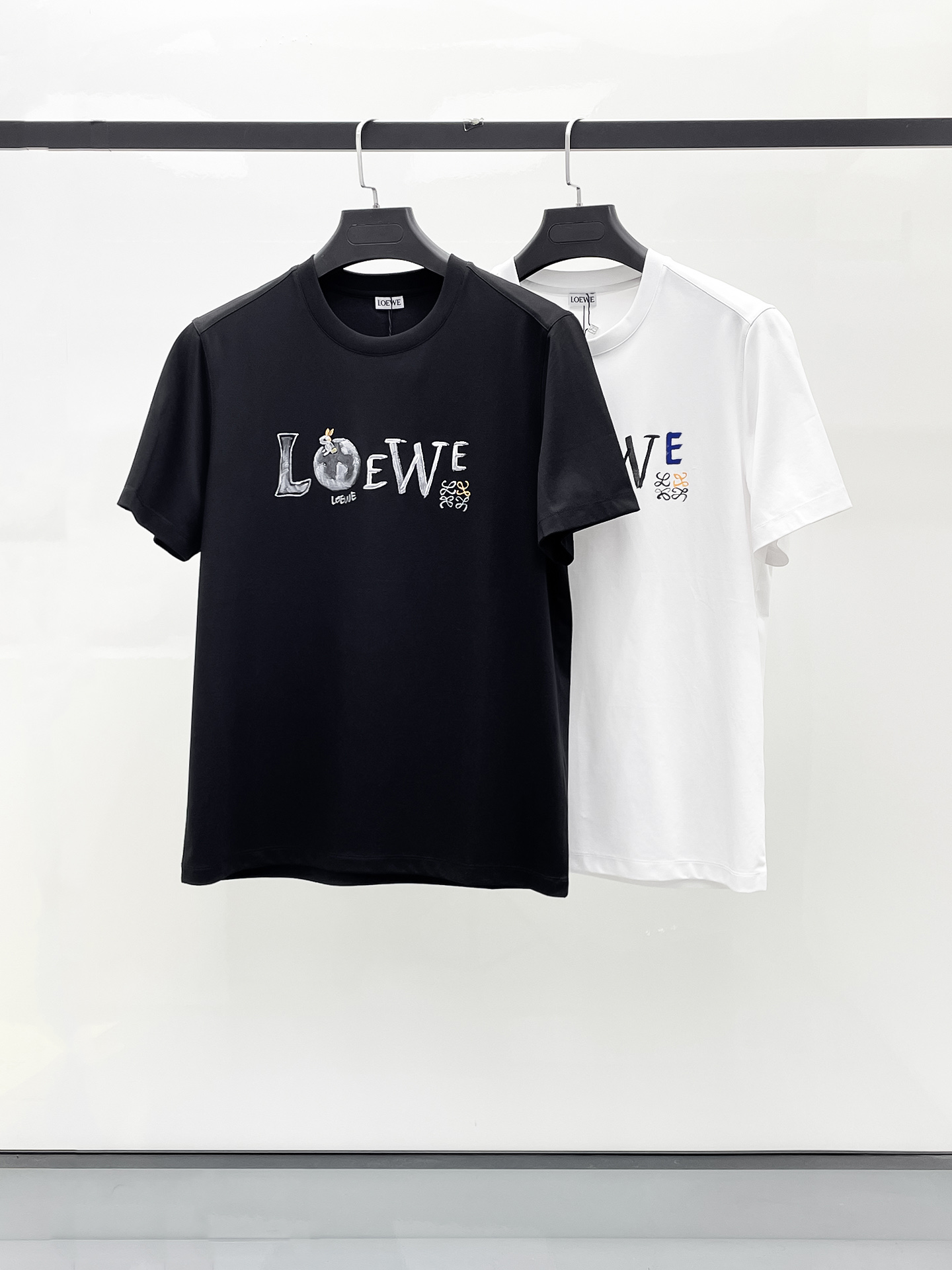 NO:509314,Luo Yiwei's new spring and summer new model in the first counter has the latest round neck short sleeves, high-end customization, avant-garde and fashionable design!  Brand logo heavy craft design, high-end customized 100 double-sided mercerated cotton fabric, soft feel, comfortable to wear, exquisite counter-level car line, fine workmanship, invincible and handsome upper body effect!  A must-have item for handsome men!  Code number M-3xL, loewe, T-shirt, alexander wang19860909罗意威 2025春夏新款首发专柜最新款圆领短袖 高端订制 设计前卫时尚！品牌logo重工艺设计 高端定制100支双面丝光棉面料.手感柔软.穿着舒适.专柜级别精致车线.做工精细.上身效果无敌帅气！型男必备单品！码数M-3xL,,loewe,T-shirt,alexander wang,Men's clothing