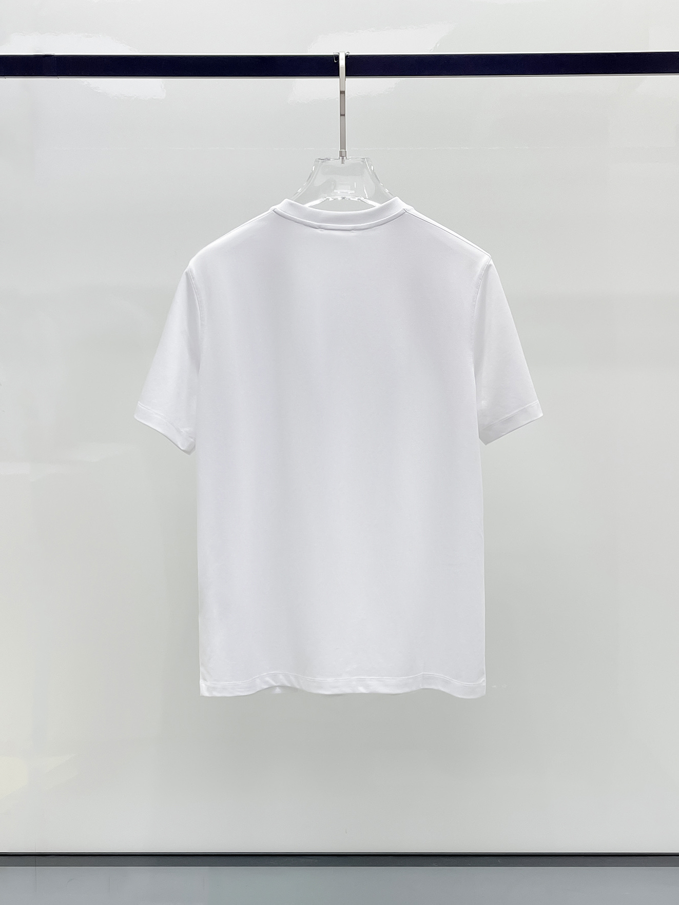  1v 路易威登 2025春夏新款首发专柜最新款圆领短袖 高端订制 设计前卫时尚！品牌logo重工艺设计