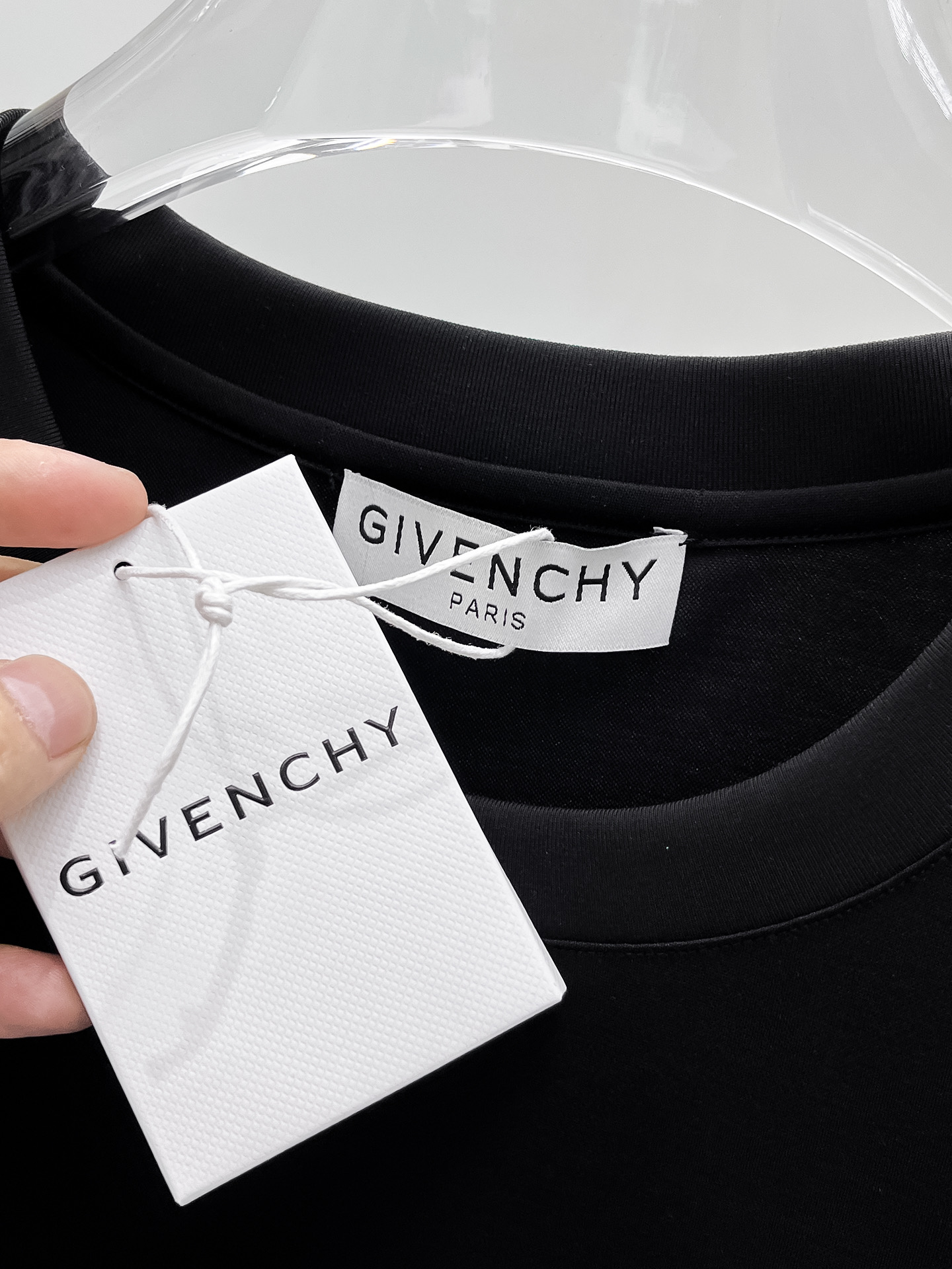  纪梵希 2025春夏新款首发专柜最新款圆领短袖 高端订制 设计前卫时尚！品牌logo重工艺设计 高端定