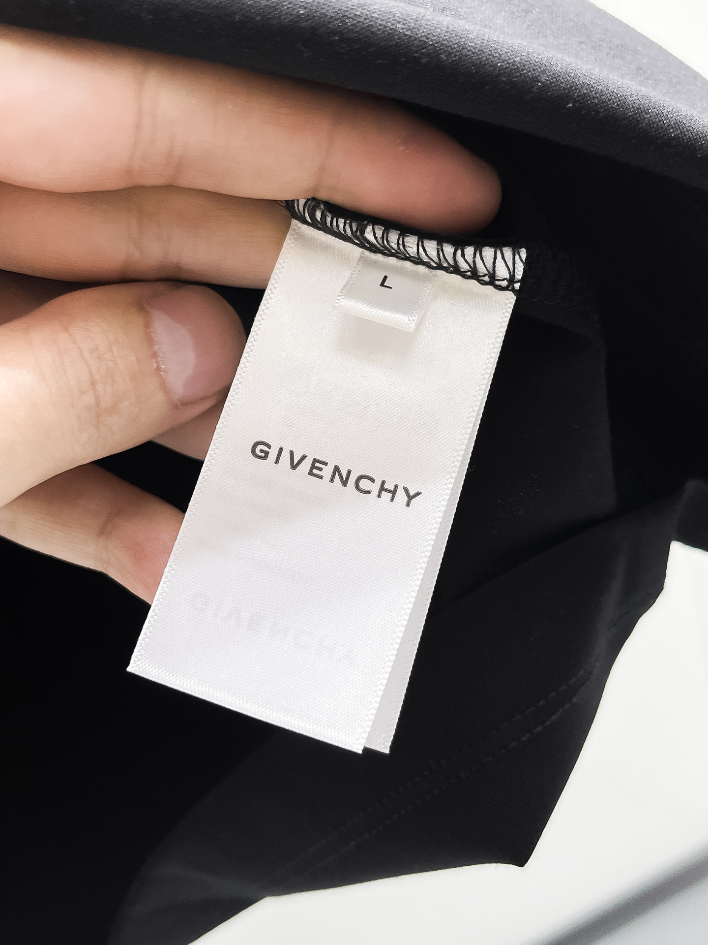  纪梵希 2025春夏新款首发专柜最新款圆领短袖 高端订制 设计前卫时尚！品牌logo重工艺设计 高端定