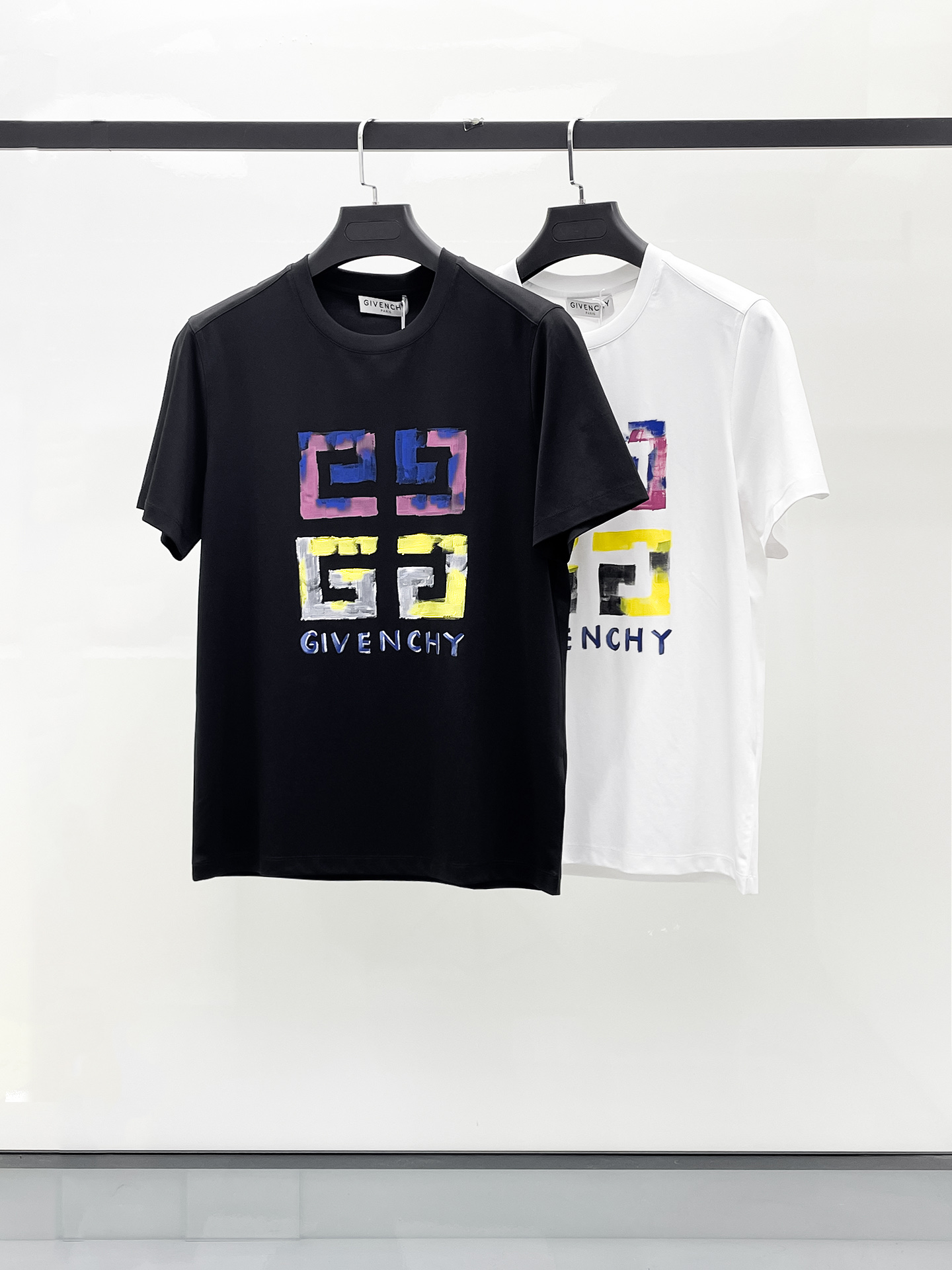 NO:509313,Givenchy's new spring and summer new model in the first counter has the latest round neck short sleeves, high-end customization, avant-garde and fashionable design!  Brand logo heavy craft design, high-end customized 100 double-sided mercerated cotton fabric, soft feel, comfortable to wear, exquisite counter-level car line, fine workmanship, invincible and handsome upper body effect!  A must-have item for handsome men!  Code number M-3xL, given, T-shirt, alexander wang19860909纪梵希 2025春夏新款首发专柜最新款圆领短袖 高端订制 设计前卫时尚！品牌logo重工艺设计 高端定制100支双面丝光棉面料.手感柔软.穿着舒适.专柜级别精致车线.做工精细.上身效果无敌帅气！型男必备单品！码数M-3xL,,givenchy,T-shirt,alexander wang,Men's clothing