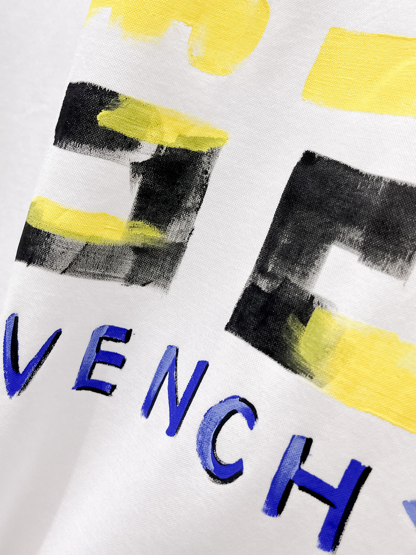  纪梵希  2025春夏新款首发专柜最新款圆领短袖 高端订制 设计前卫时尚！品牌logo重工艺设计 高端