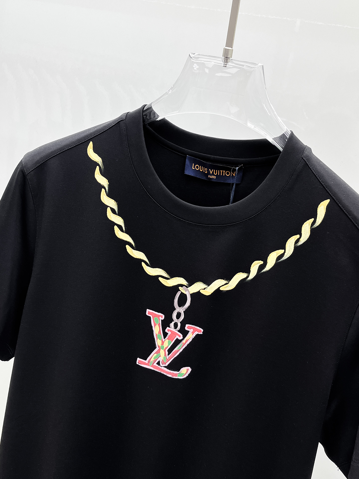  1v 路易威登 2025春夏新款首发专柜最新款圆领短袖 高端订制 设计前卫时尚！品牌logo重工艺设计