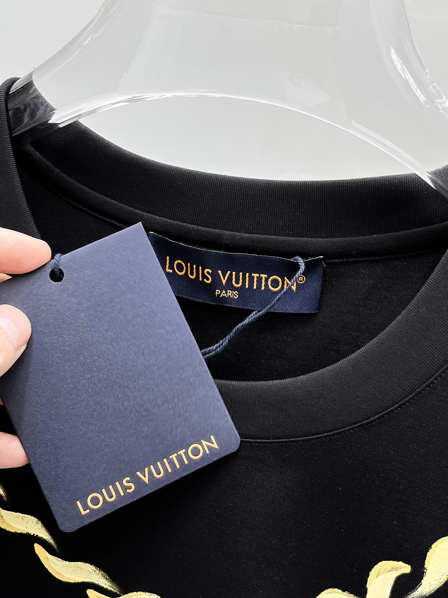  1v 路易威登 2025春夏新款首发专柜最新款圆领短袖 高端订制 设计前卫时尚！品牌logo重工艺设计