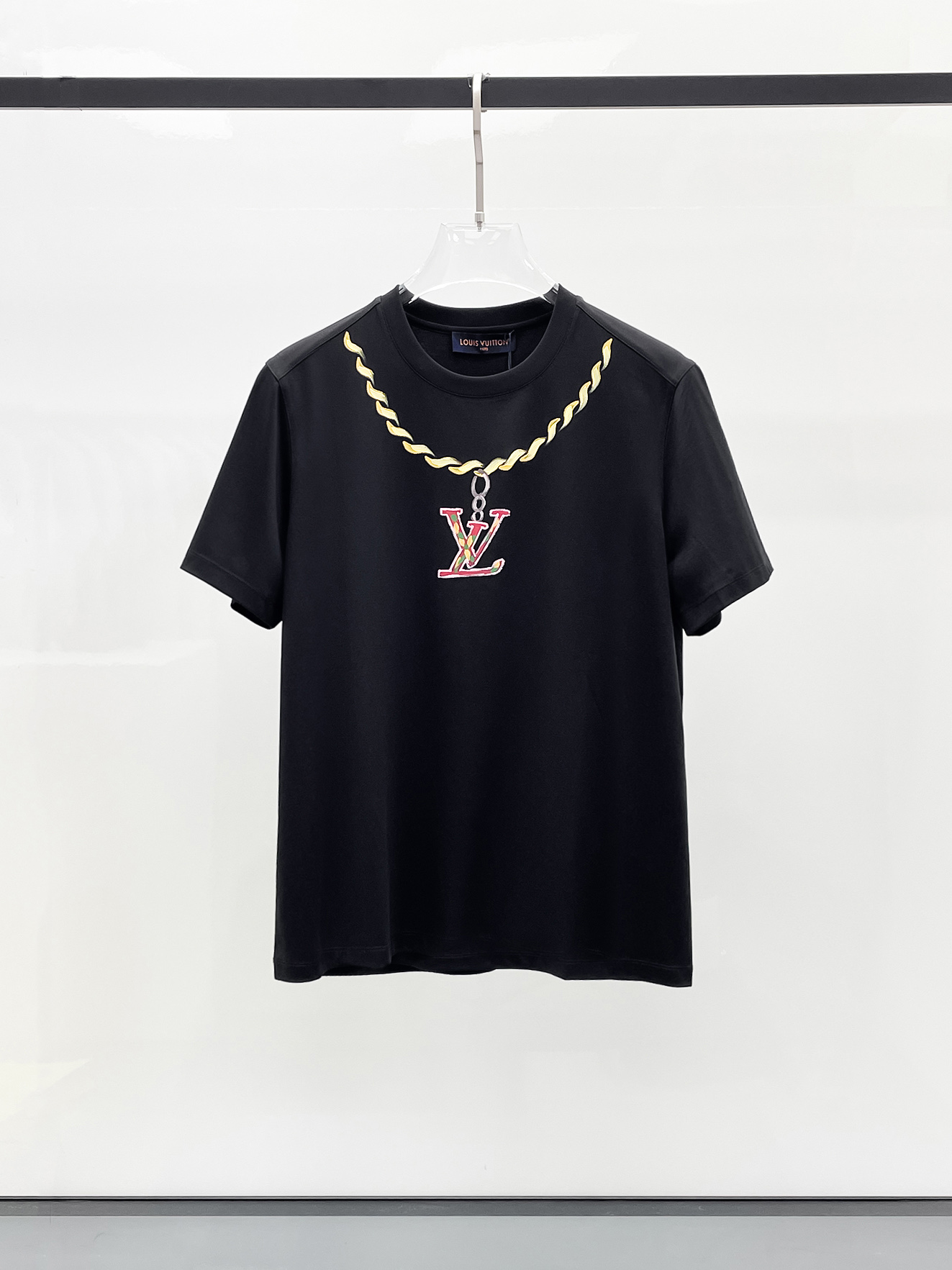  1v 路易威登 2025春夏新款首发专柜最新款圆领短袖 高端订制 设计前卫时尚！品牌logo重工艺设计
