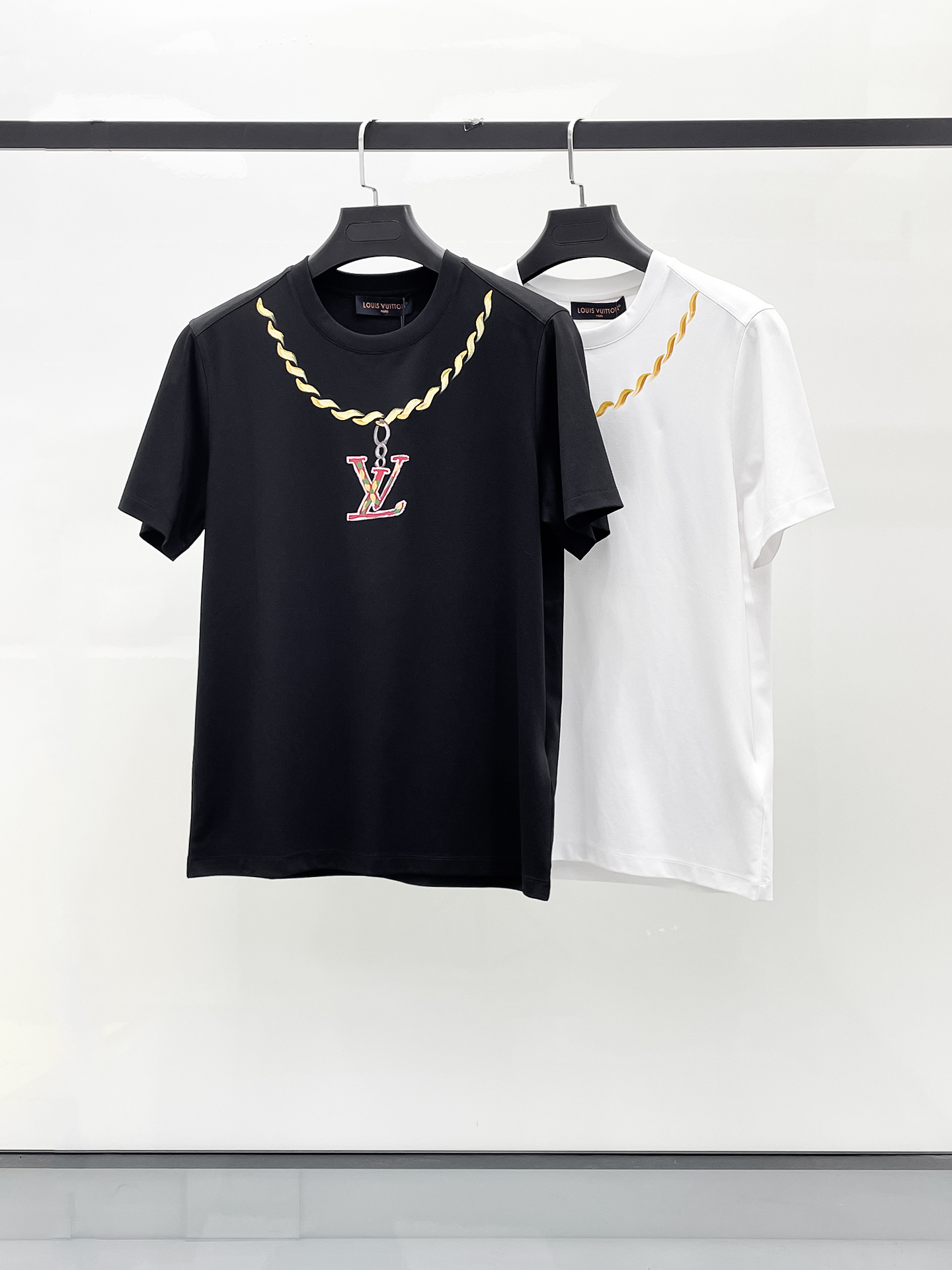  1v 路易威登 2025春夏新款首发专柜最新款圆领短袖 高端订制 设计前卫时尚！品牌logo重工艺设计