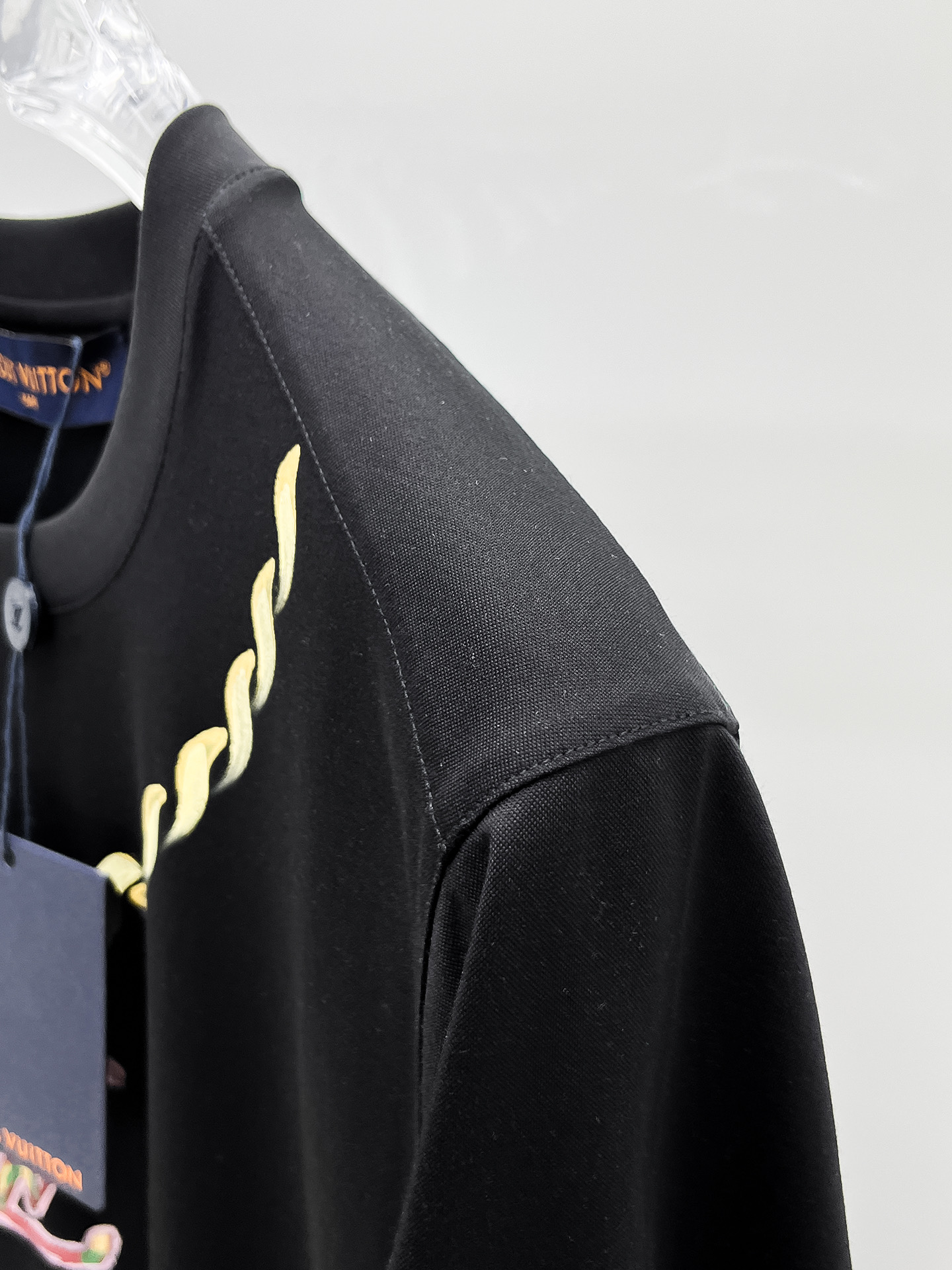  1v 路易威登 2025春夏新款首发专柜最新款圆领短袖 高端订制 设计前卫时尚！品牌logo重工艺设计