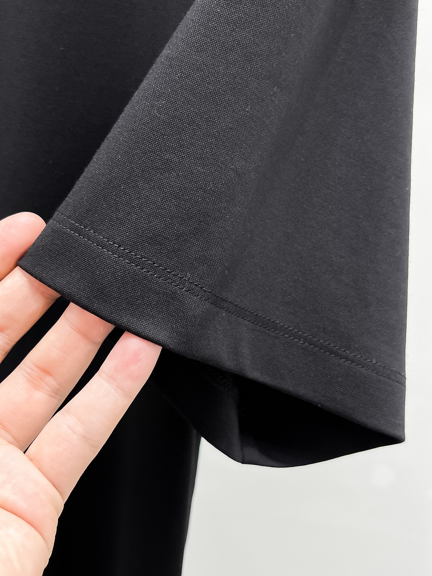  1v 路易威登 2025春夏新款首发专柜最新款圆领短袖 高端订制 设计前卫时尚！品牌logo重工艺设计