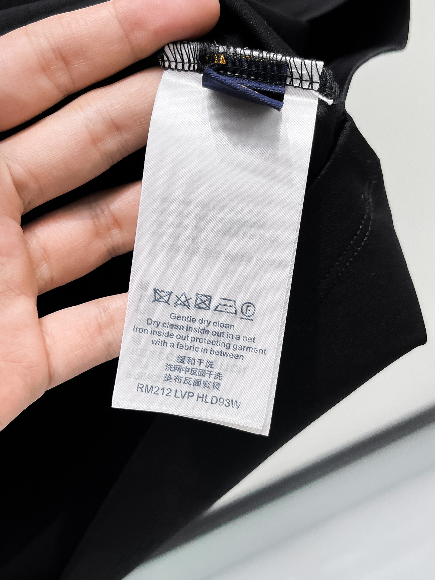  1v 路易威登 2025春夏新款首发专柜最新款圆领短袖 高端订制 设计前卫时尚！品牌logo重工艺设计