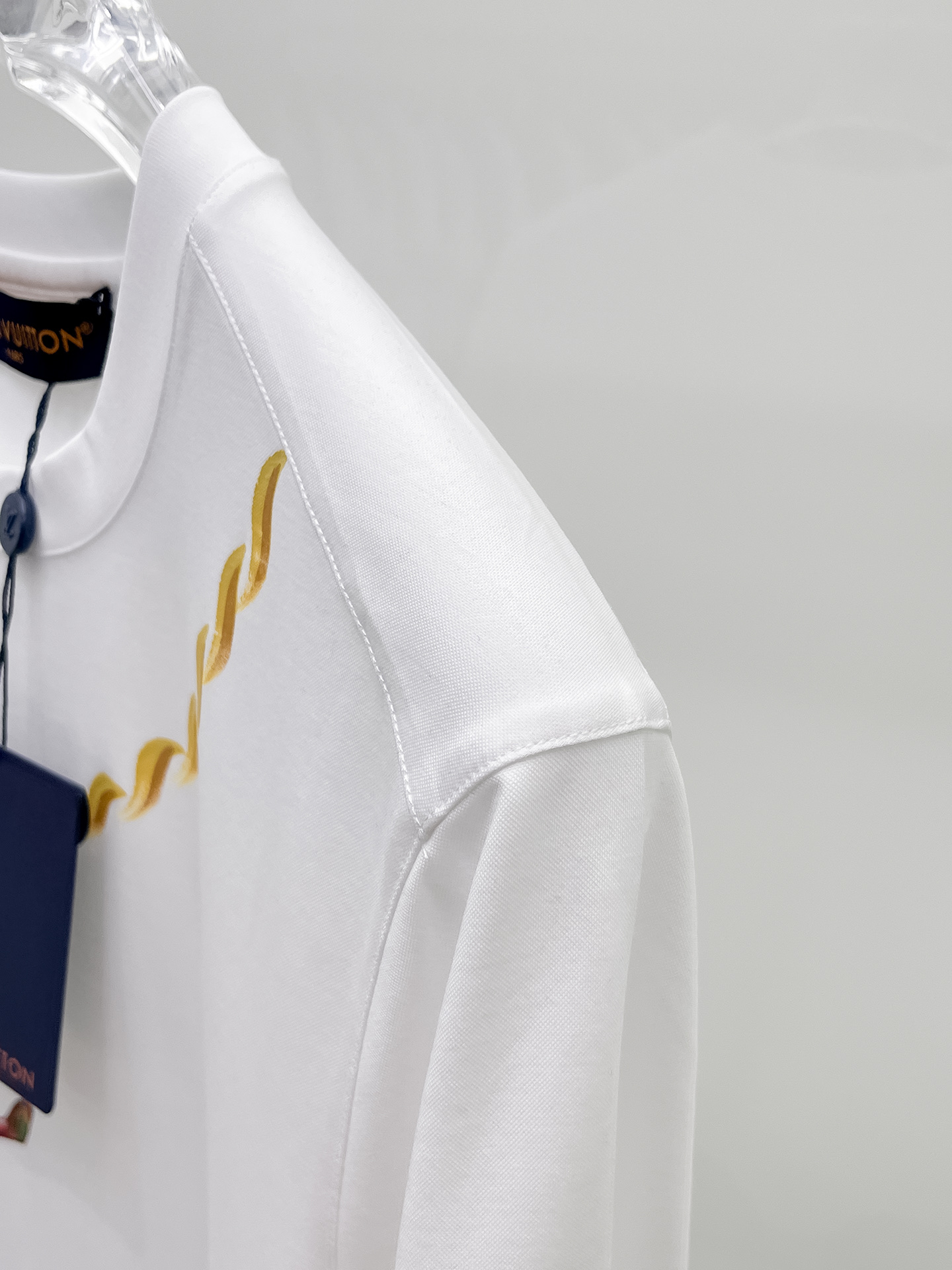  1v 路易威登 2025春夏新款首发专柜最新款圆领短袖 高端订制 设计前卫时尚！品牌logo重工艺设计