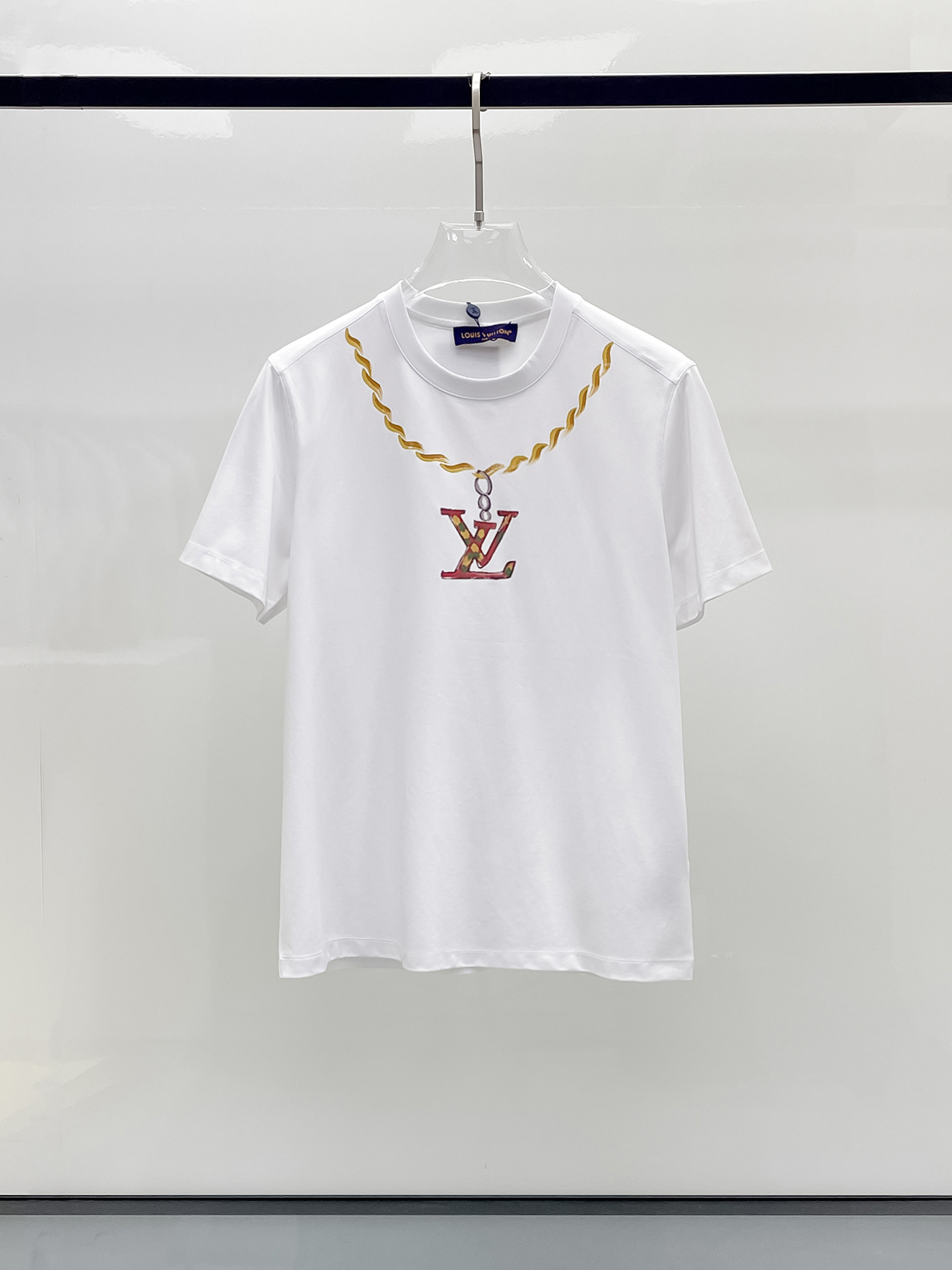  1v 路易威登 2025春夏新款首发专柜最新款圆领短袖 高端订制 设计前卫时尚！品牌logo重工艺设计