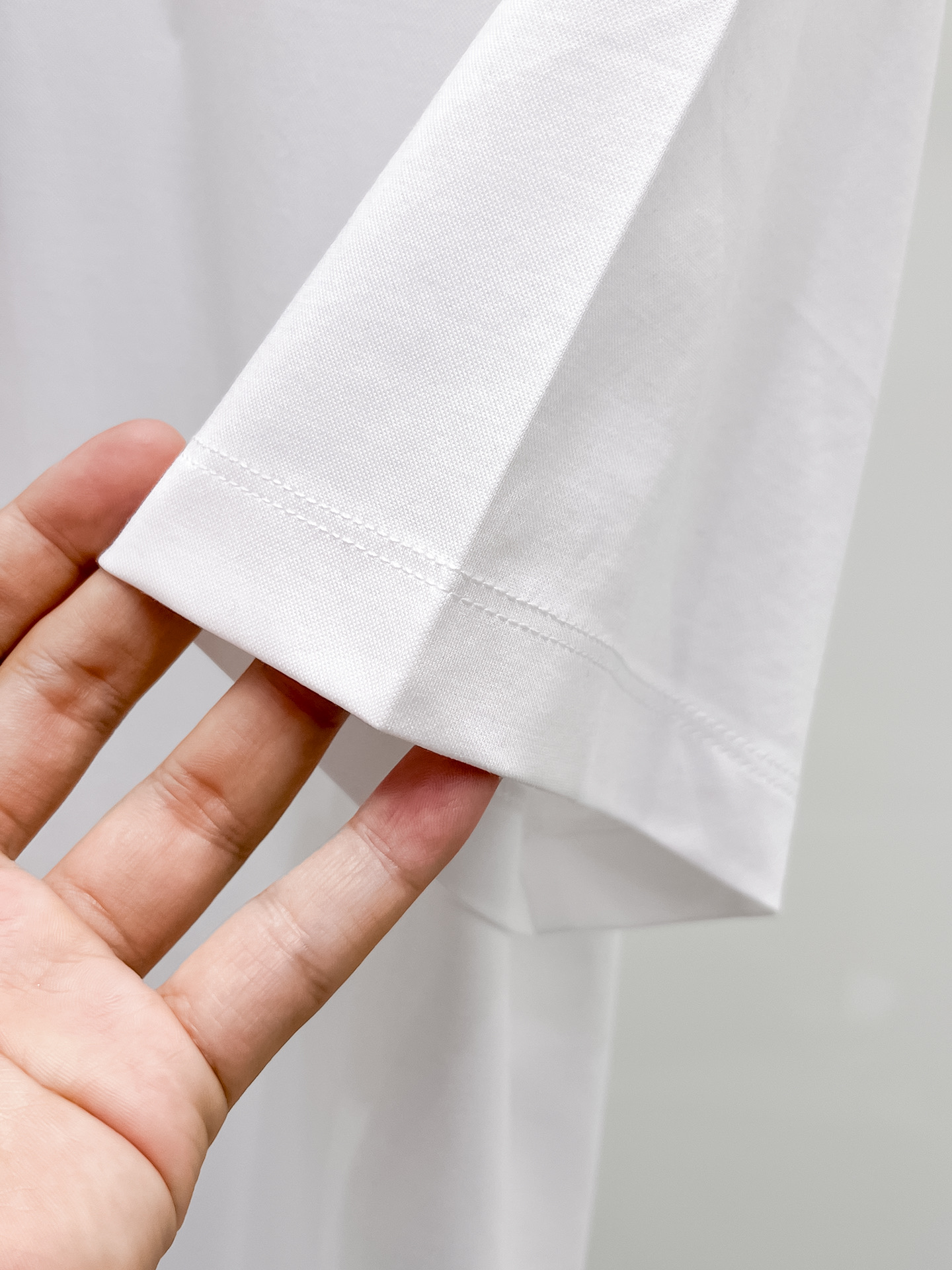  1v 路易威登 2025春夏新款首发专柜最新款圆领短袖 高端订制 设计前卫时尚！品牌logo重工艺设计