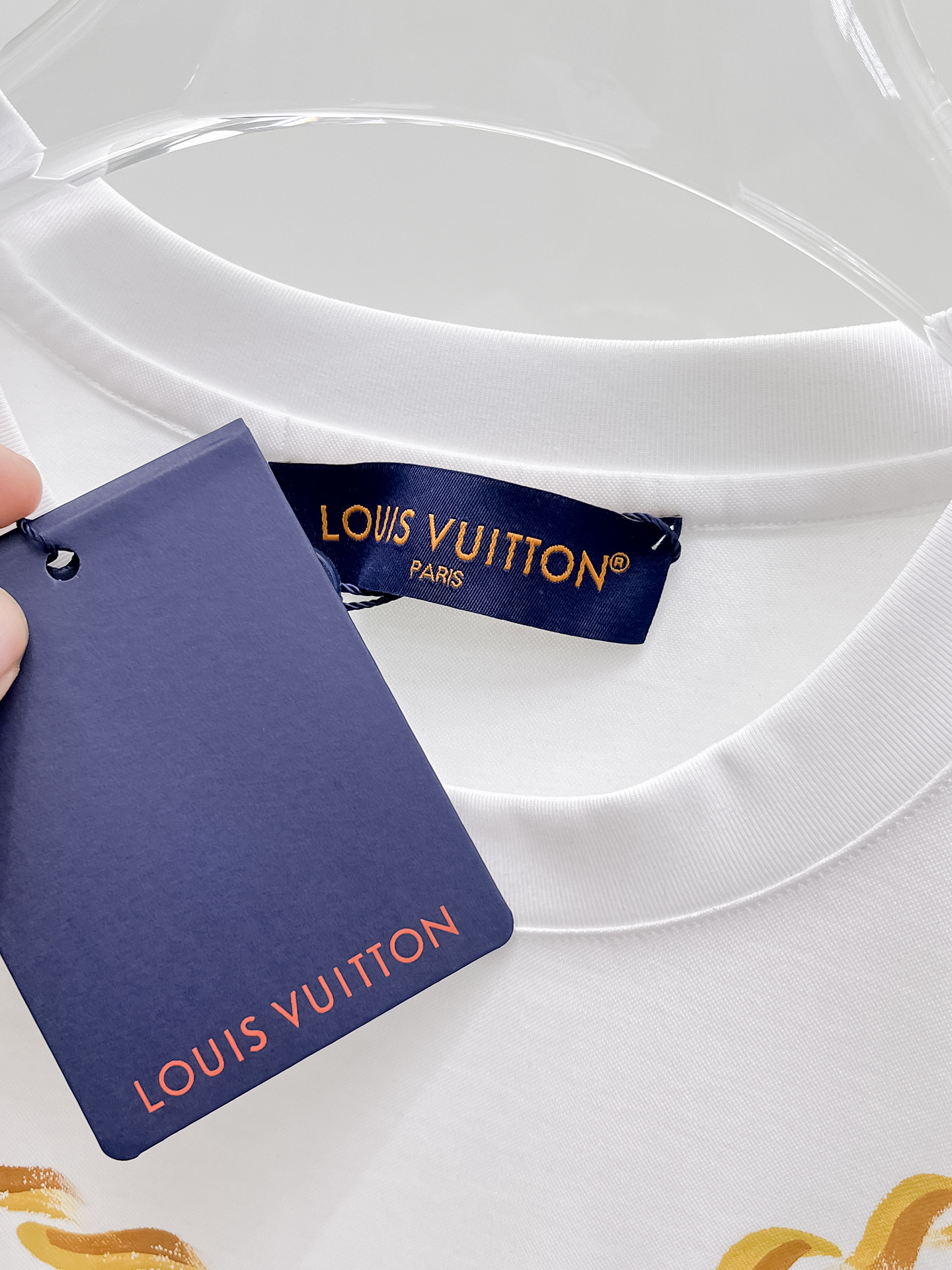  1v 路易威登 2025春夏新款首发专柜最新款圆领短袖 高端订制 设计前卫时尚！品牌logo重工艺设计