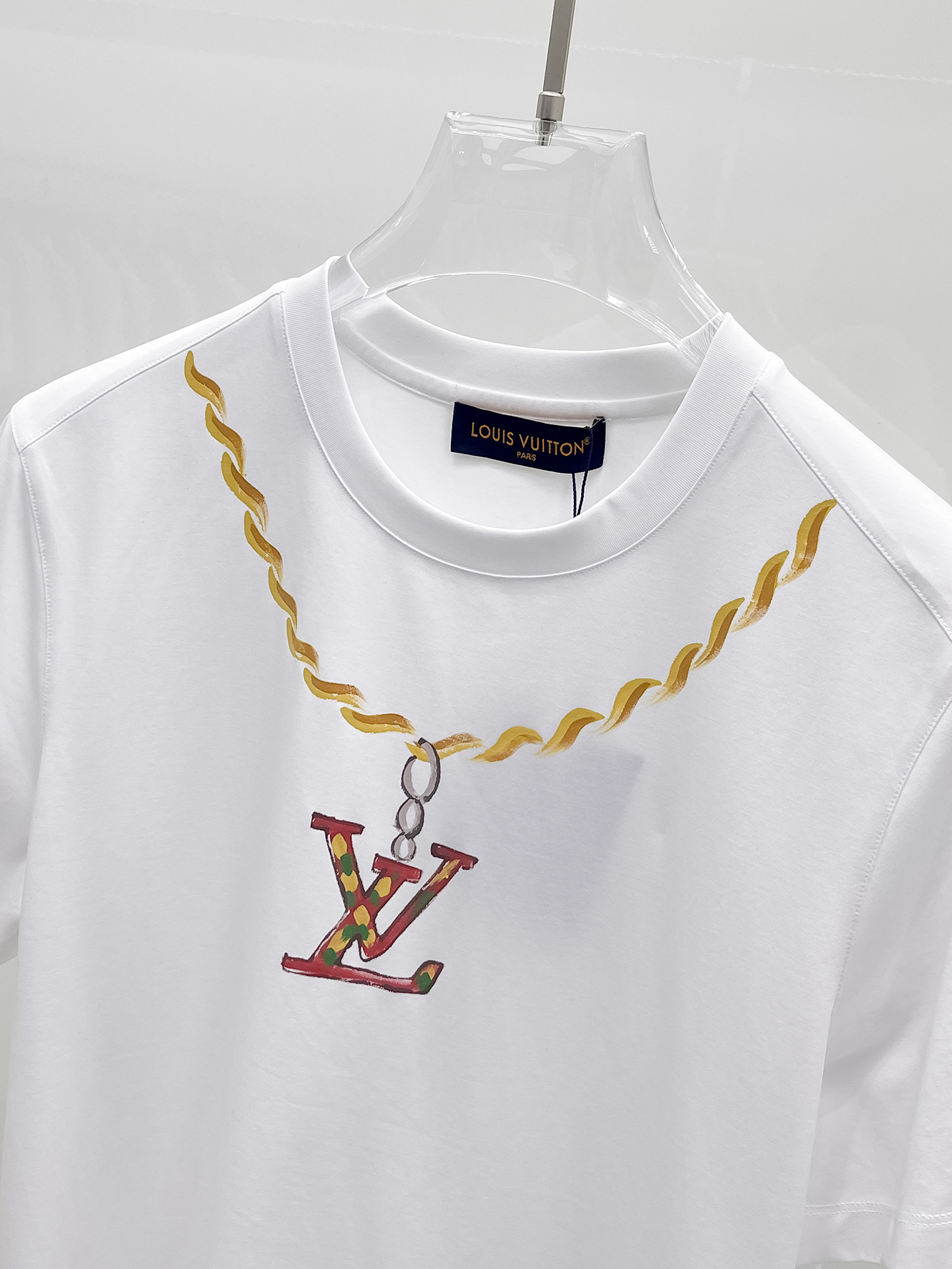  1v 路易威登 2025春夏新款首发专柜最新款圆领短袖 高端订制 设计前卫时尚！品牌logo重工艺设计