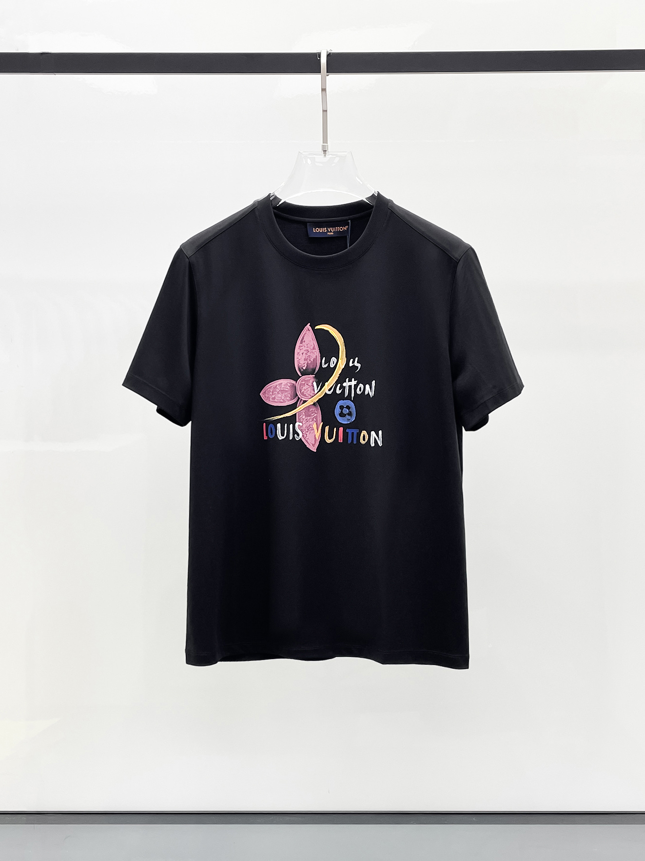  1v 路易威登 2025春夏新款首发专柜最新款圆领短袖 高端订制 设计前卫时尚！品牌logo重工艺设计