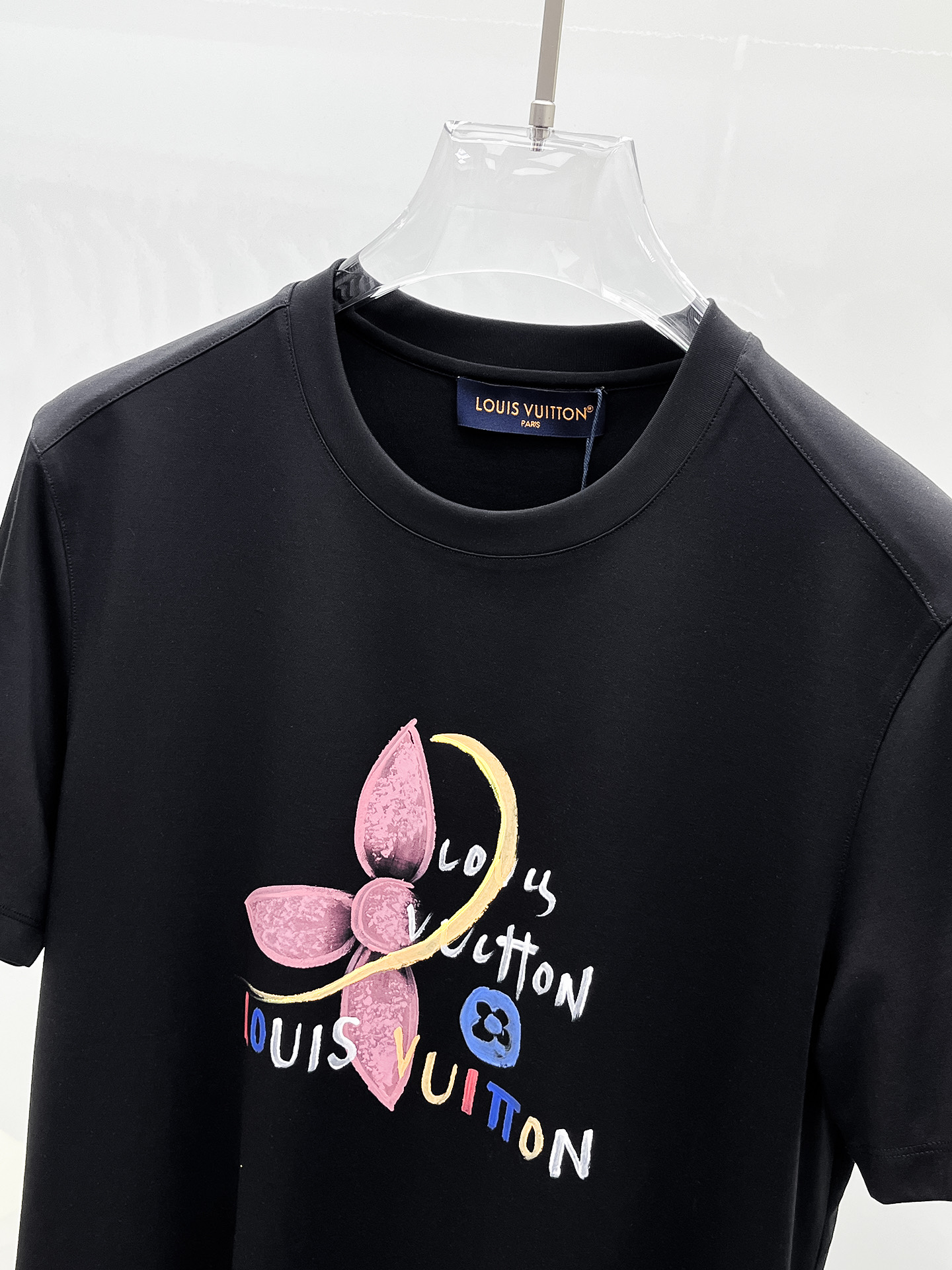  1v 路易威登 2025春夏新款首发专柜最新款圆领短袖 高端订制 设计前卫时尚！品牌logo重工艺设计