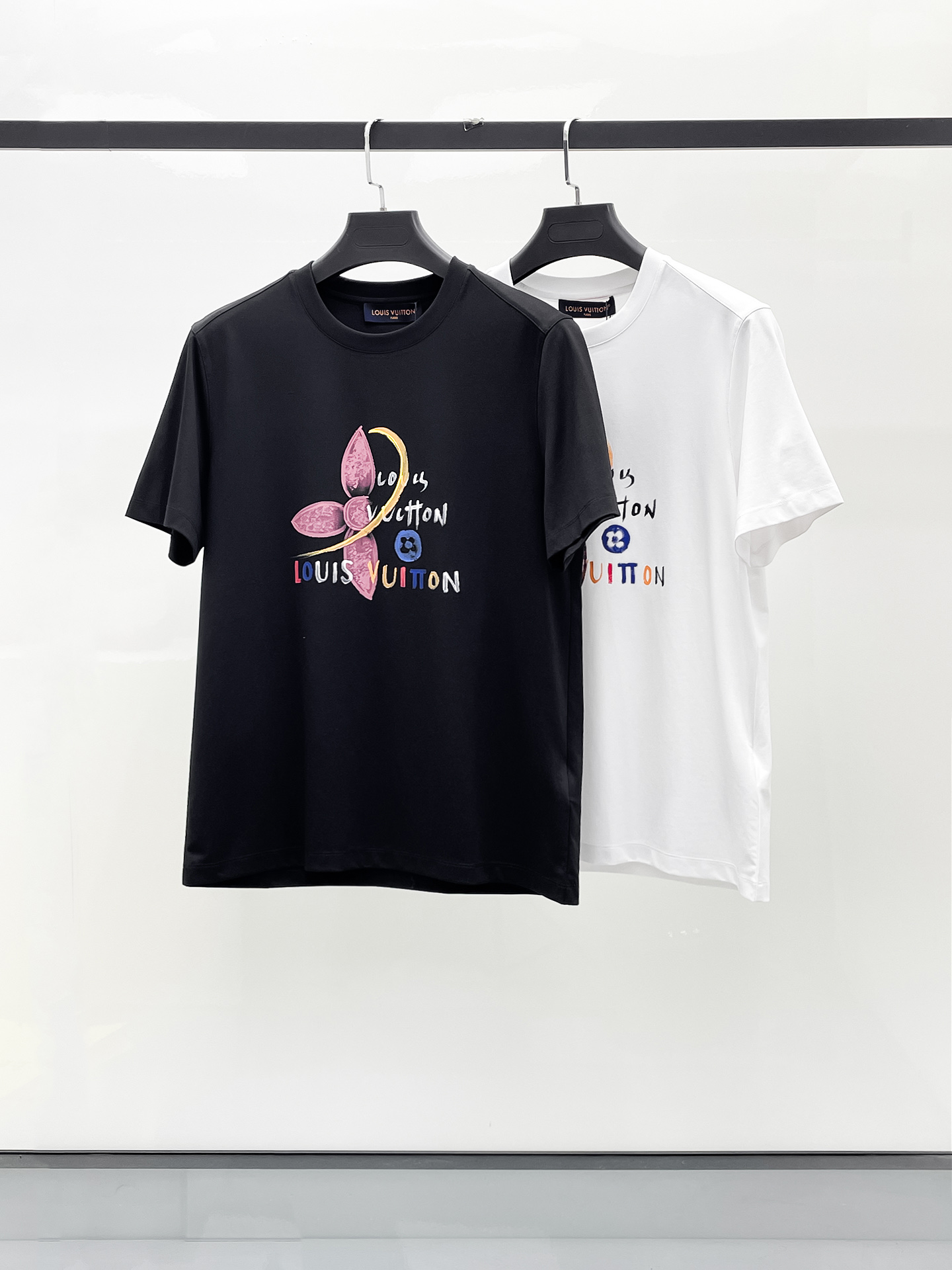  1v 路易威登 2025春夏新款首发专柜最新款圆领短袖 高端订制 设计前卫时尚！品牌logo重工艺设计