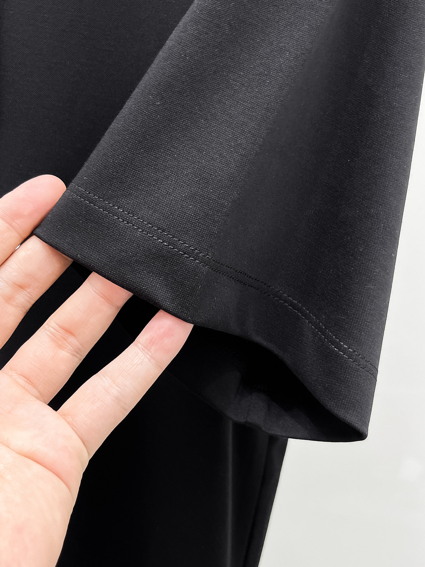  1v 路易威登 2025春夏新款首发专柜最新款圆领短袖 高端订制 设计前卫时尚！品牌logo重工艺设计