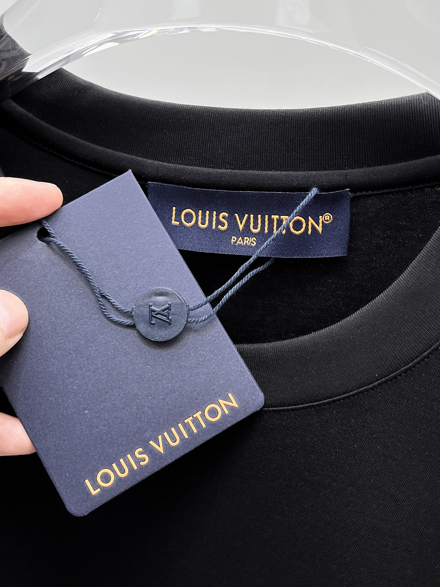  1v 路易威登 2025春夏新款首发专柜最新款圆领短袖 高端订制 设计前卫时尚！品牌logo重工艺设计