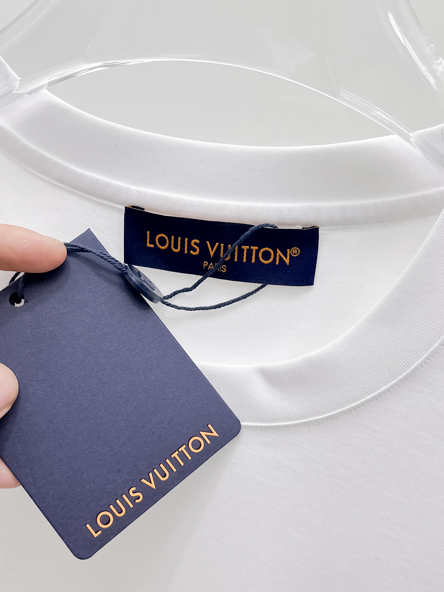  1v 路易威登 2025春夏新款首发专柜最新款圆领短袖 高端订制 设计前卫时尚！品牌logo重工艺设计