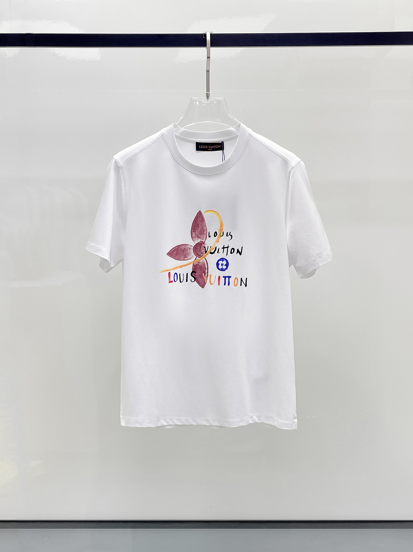  1v 路易威登 2025春夏新款首发专柜最新款圆领短袖 高端订制 设计前卫时尚！品牌logo重工艺设计