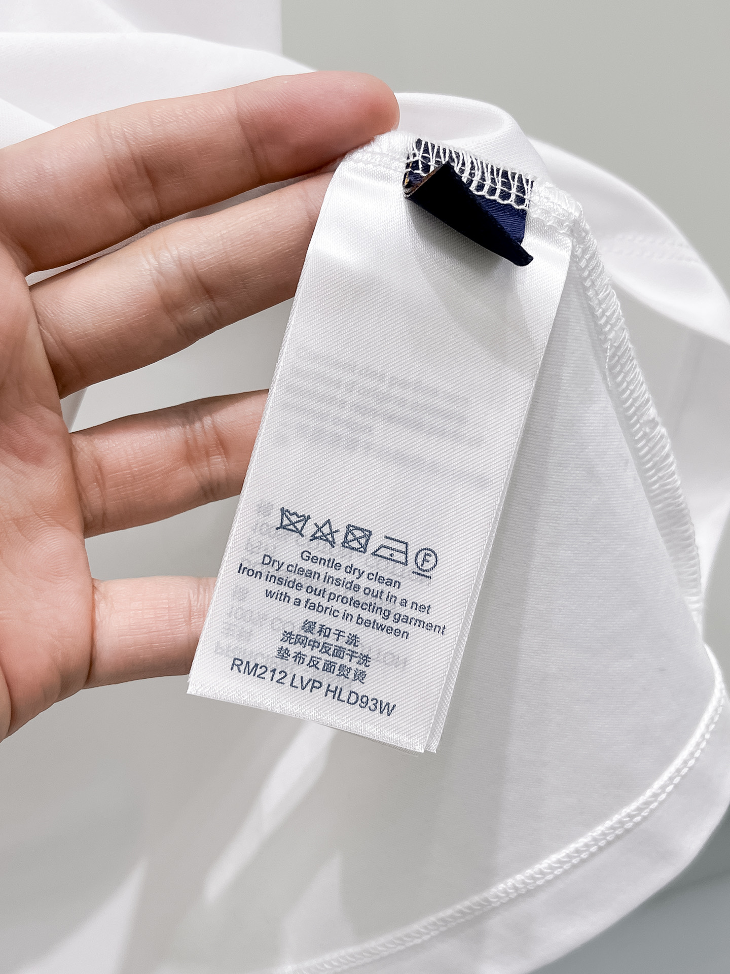  1v 路易威登 2025春夏新款首发专柜最新款圆领短袖 高端订制 设计前卫时尚！品牌logo重工艺设计