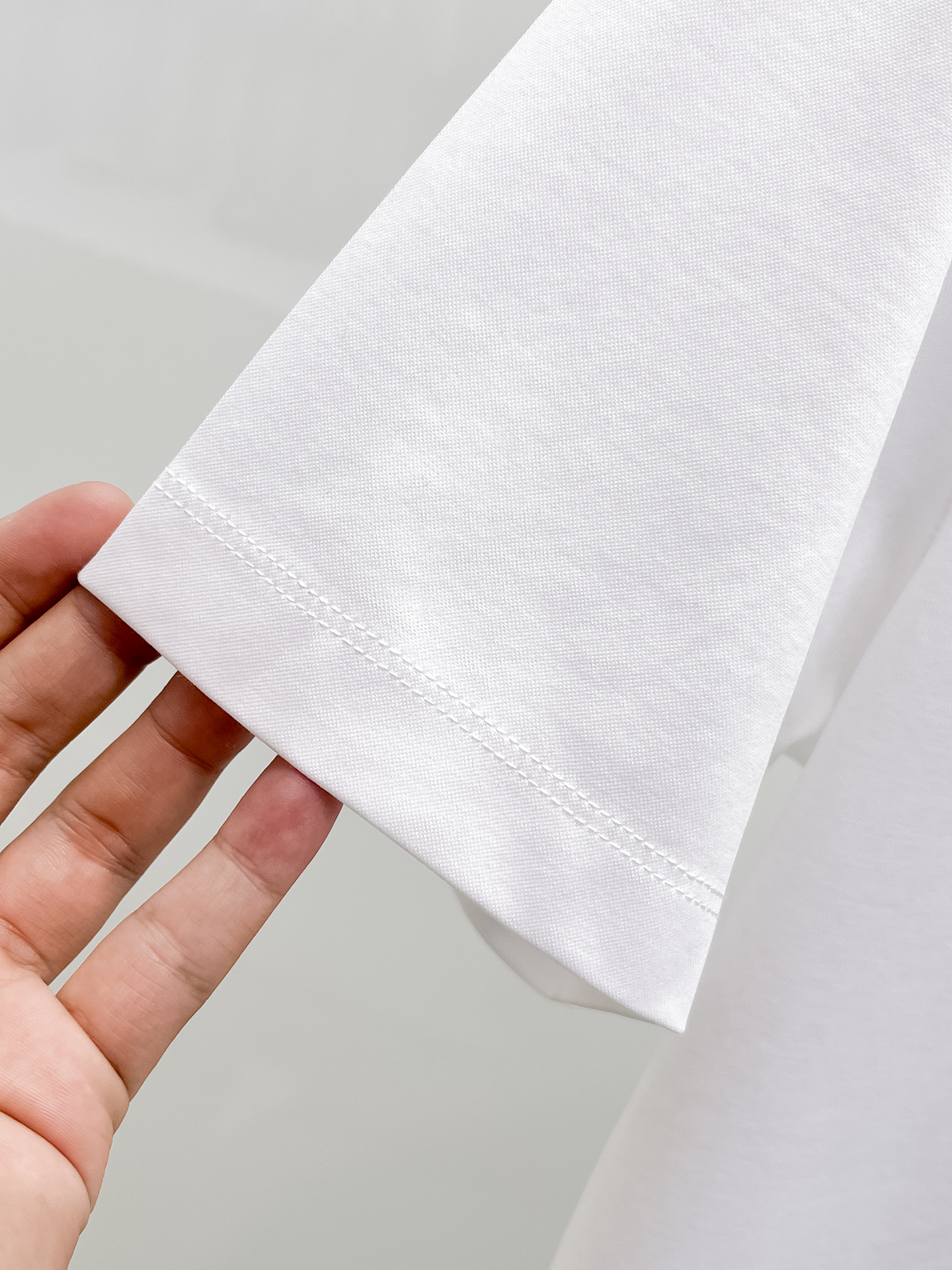  1v 路易威登 2025春夏新款首发专柜最新款圆领短袖 高端订制 设计前卫时尚！品牌logo重工艺设计