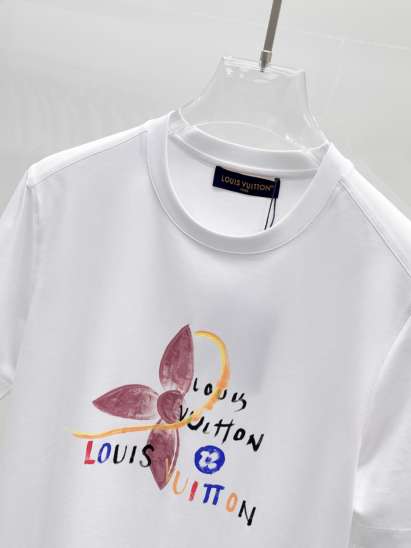  1v 路易威登 2025春夏新款首发专柜最新款圆领短袖 高端订制 设计前卫时尚！品牌logo重工艺设计