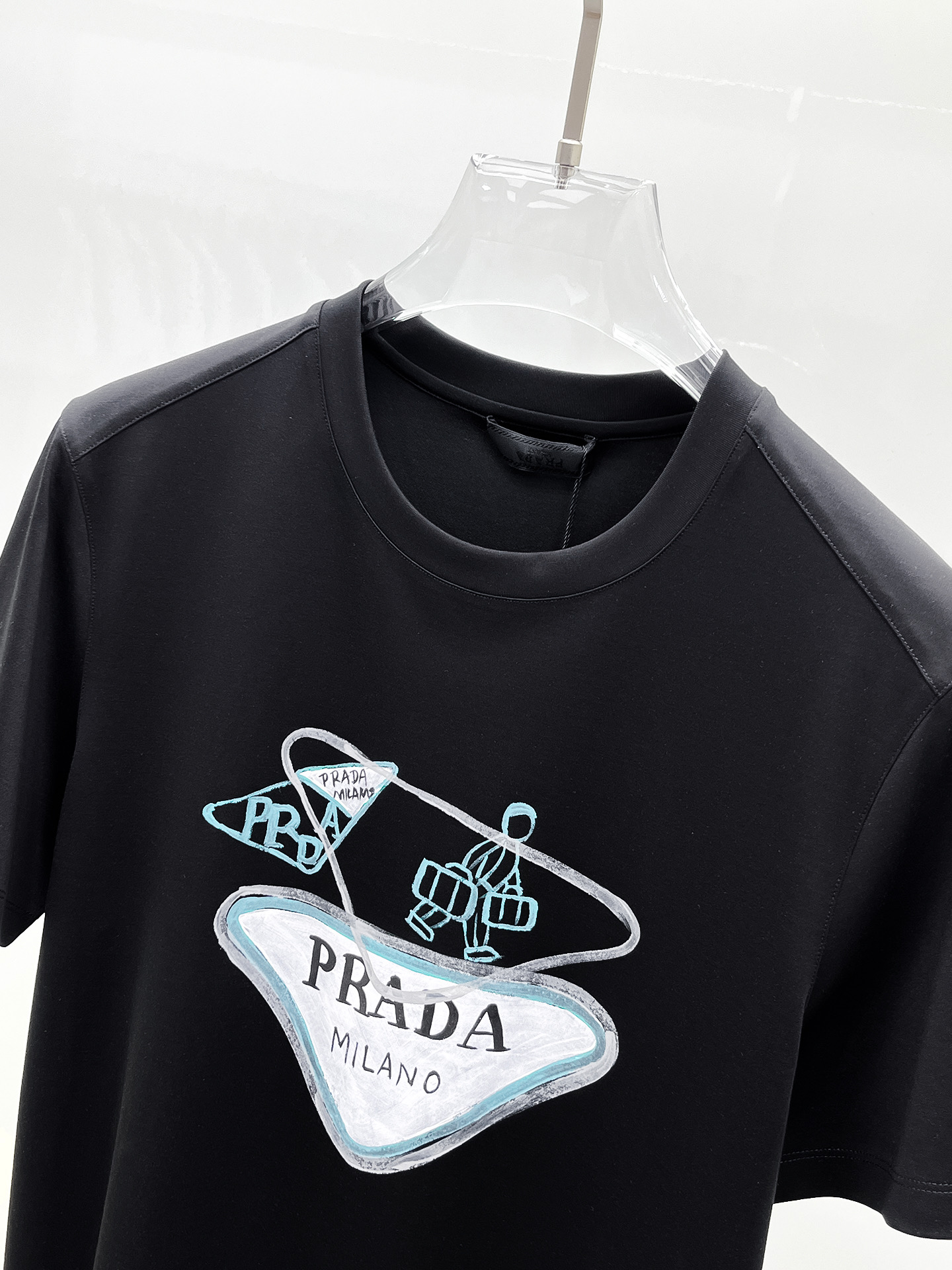  普拉达 2025春夏新款首发专柜最新款圆领短袖 高端订制 设计前卫时尚！品牌logo重工艺设计 高端定