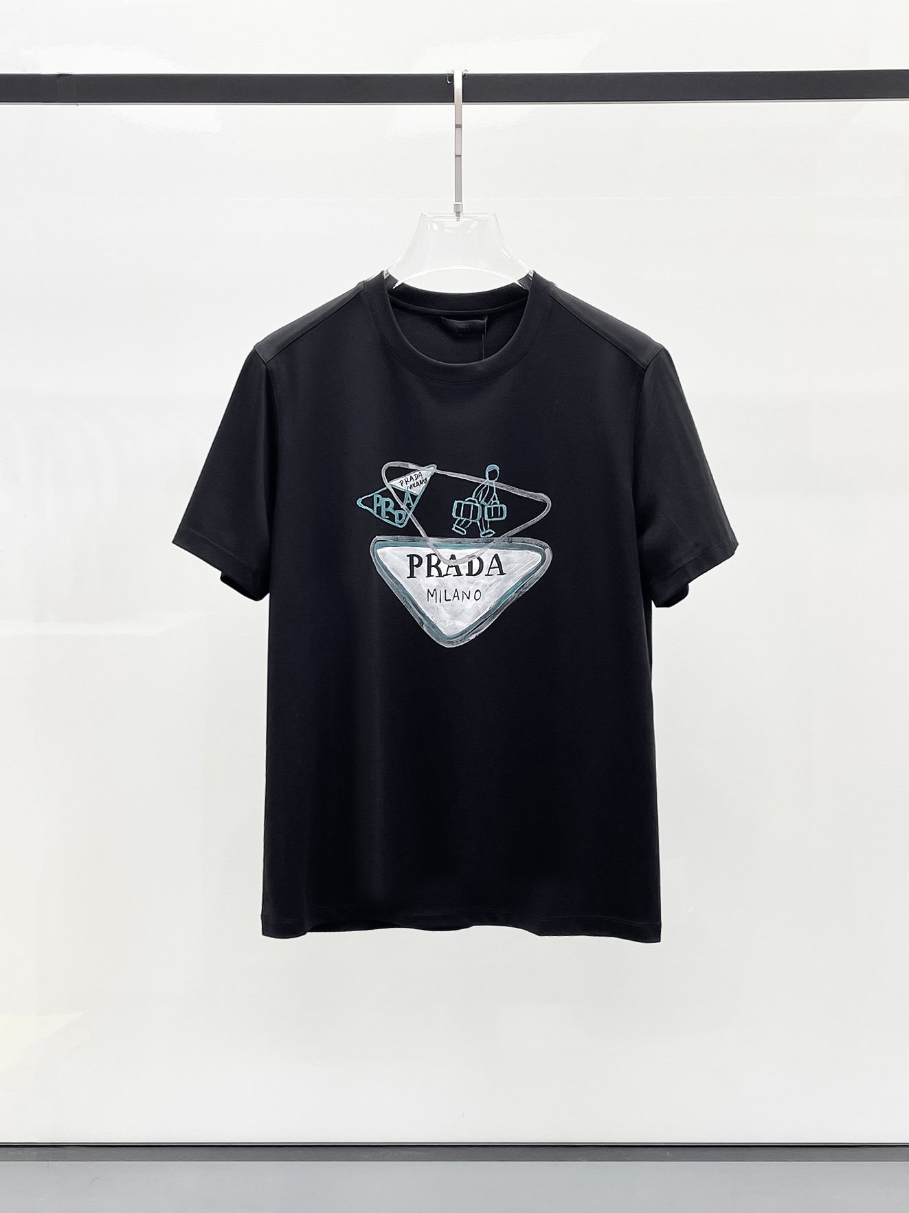 普拉达 2025春夏新款首发专柜最新款圆领短袖 高端订制 设计前卫时尚！品牌logo重工艺设计 高端定