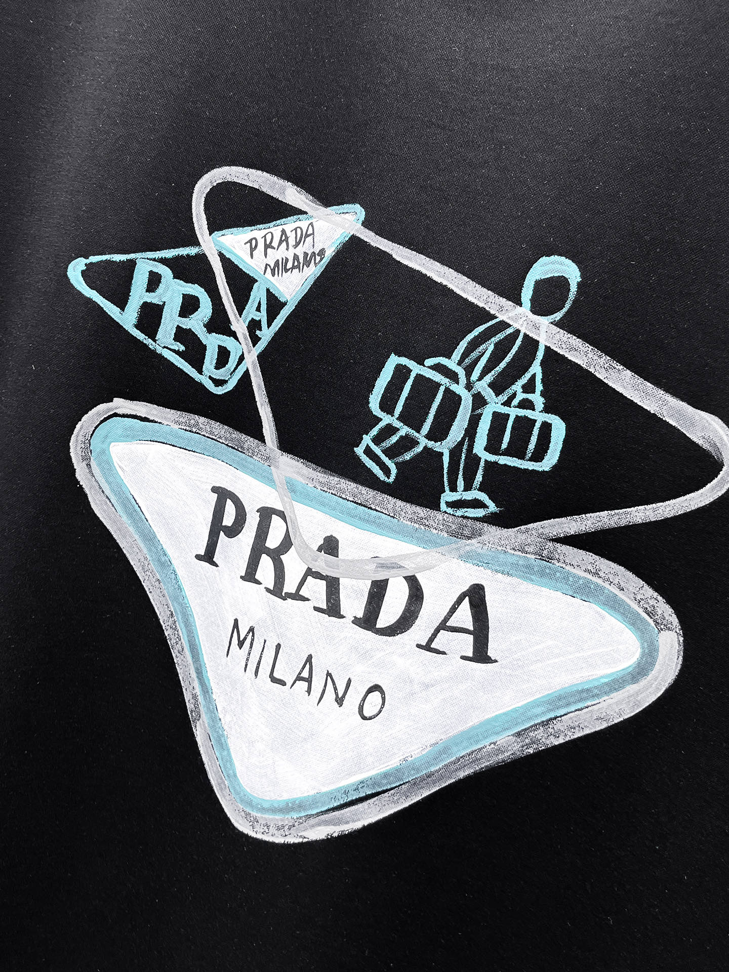  普拉达 2025春夏新款首发专柜最新款圆领短袖 高端订制 设计前卫时尚！品牌logo重工艺设计 高端定