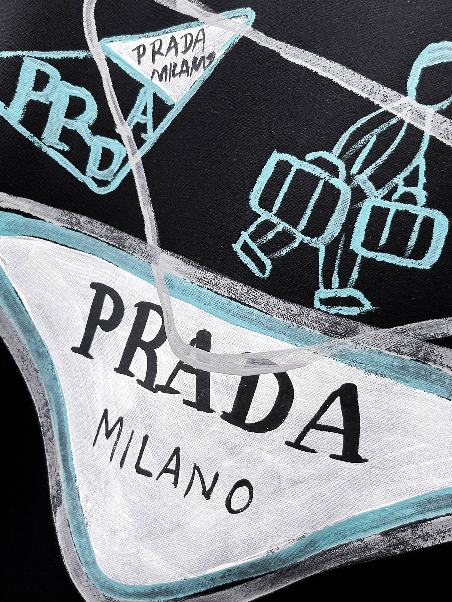  普拉达 2025春夏新款首发专柜最新款圆领短袖 高端订制 设计前卫时尚！品牌logo重工艺设计 高端定